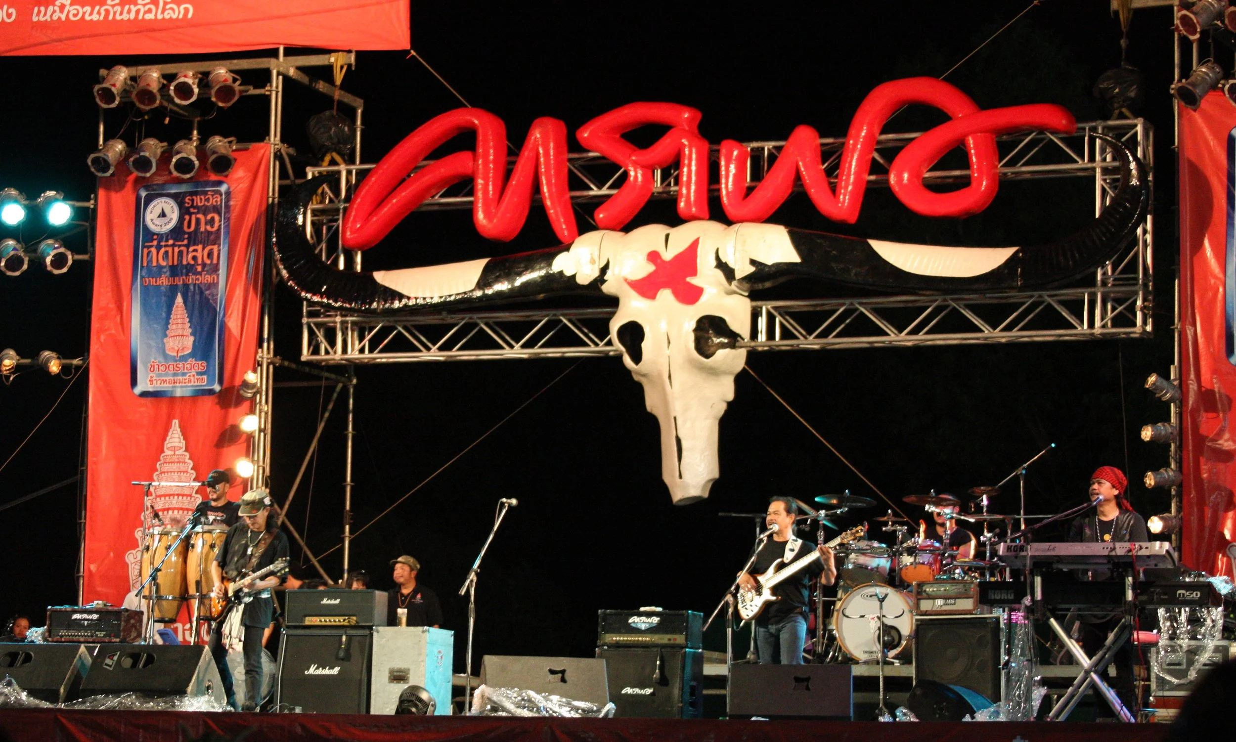 2010-7-18 CARRABAO CONCERT IN NAKHONSITHAMMARAT (36).JPG