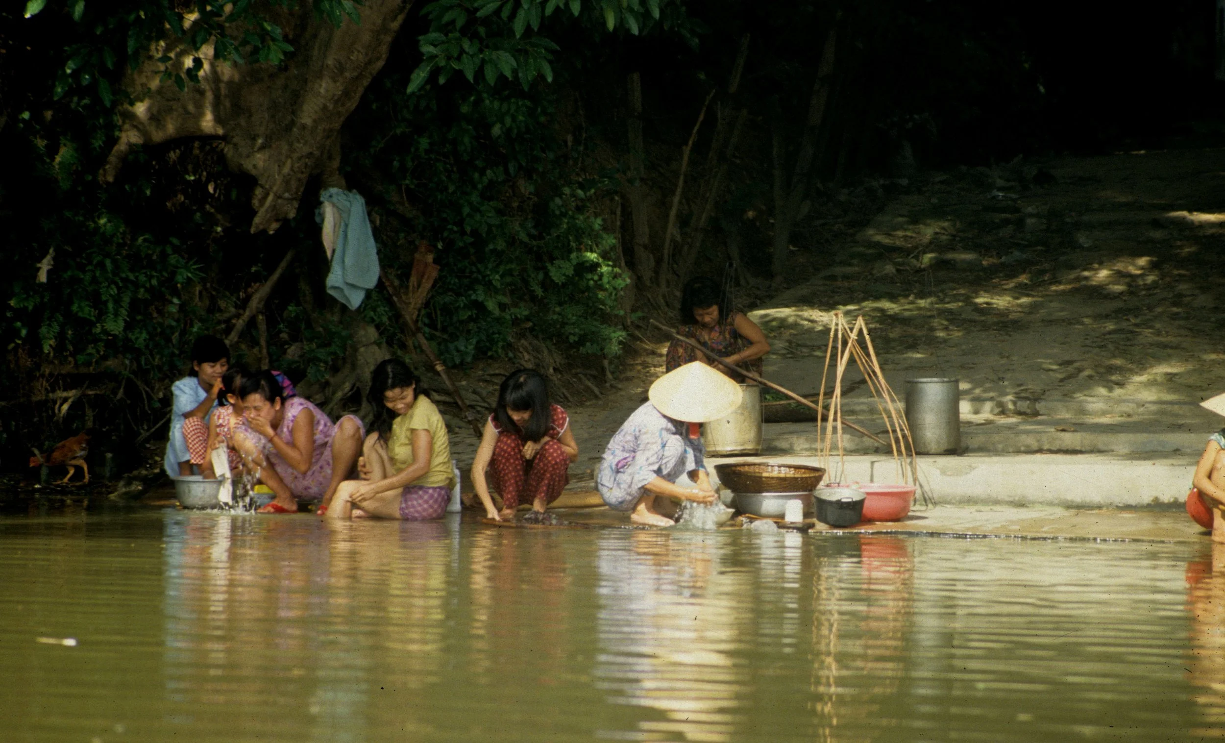 HUE - HUONG GIANG RIVER - CLEANING IN THE SEWER.jpg