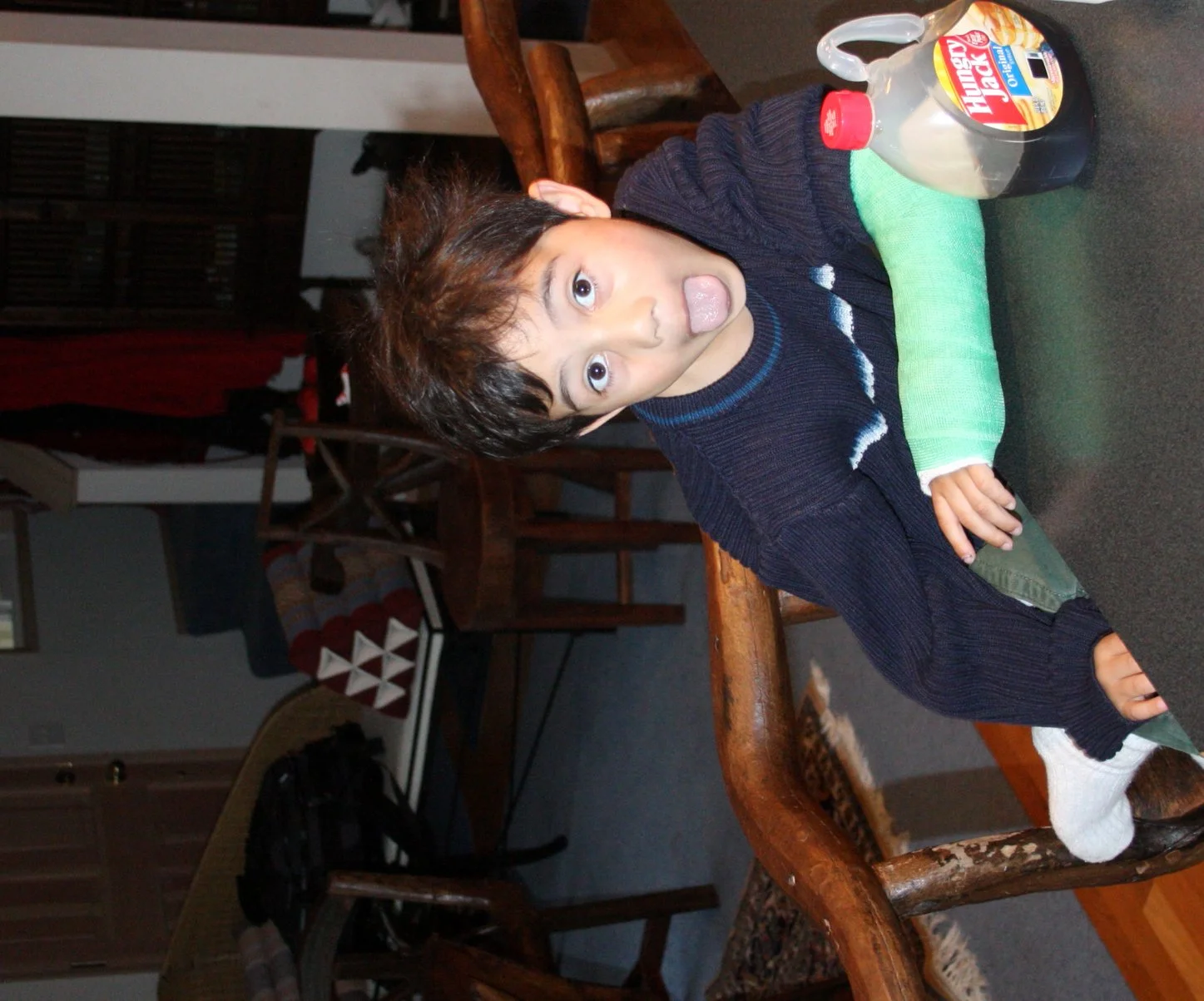 2008-10-12 COKIE BEING GOOFY WITH HIS BROKEN ARM (5).JPG