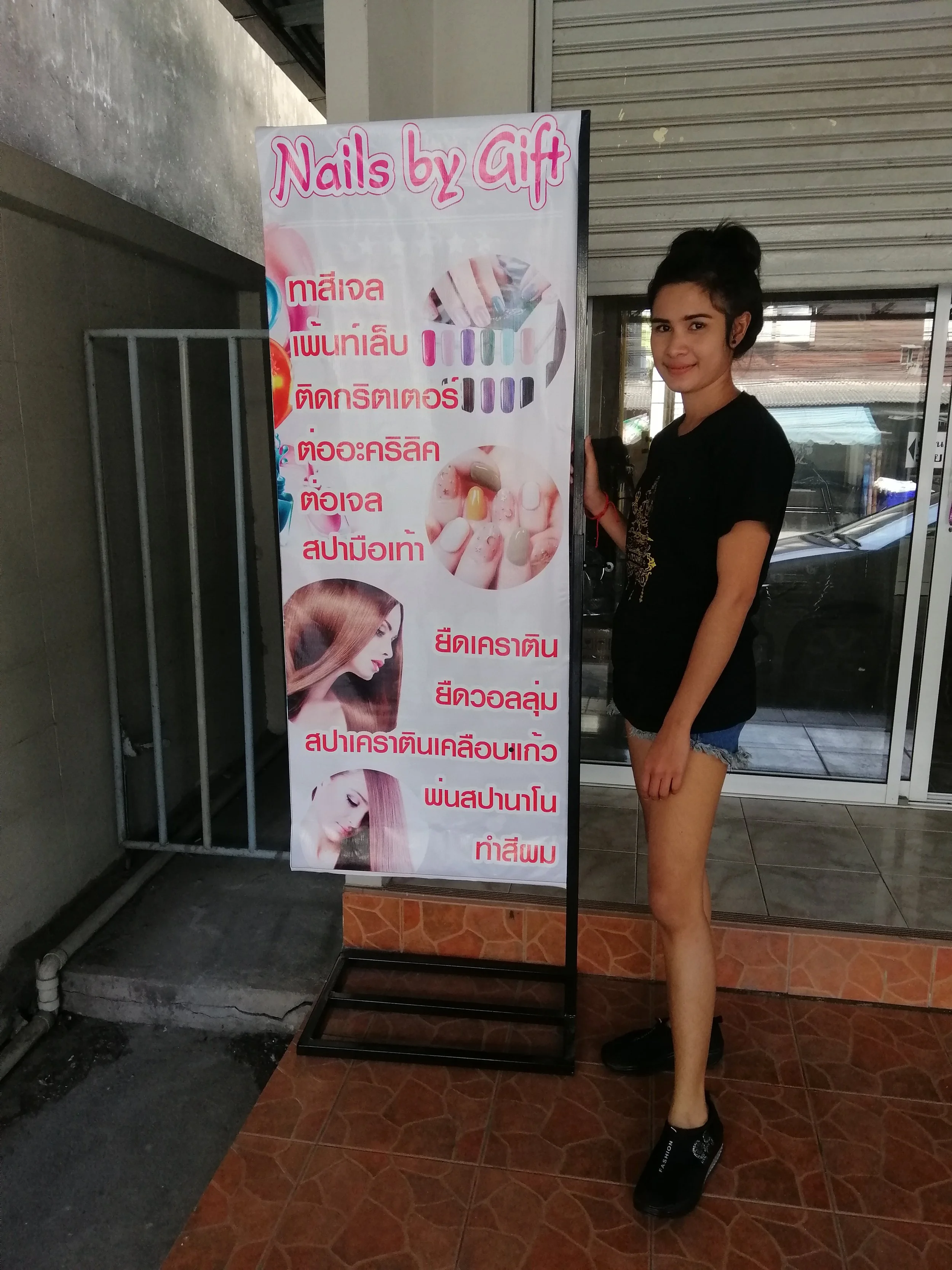 2018 Pics with Gift in Thailand (188).jpg