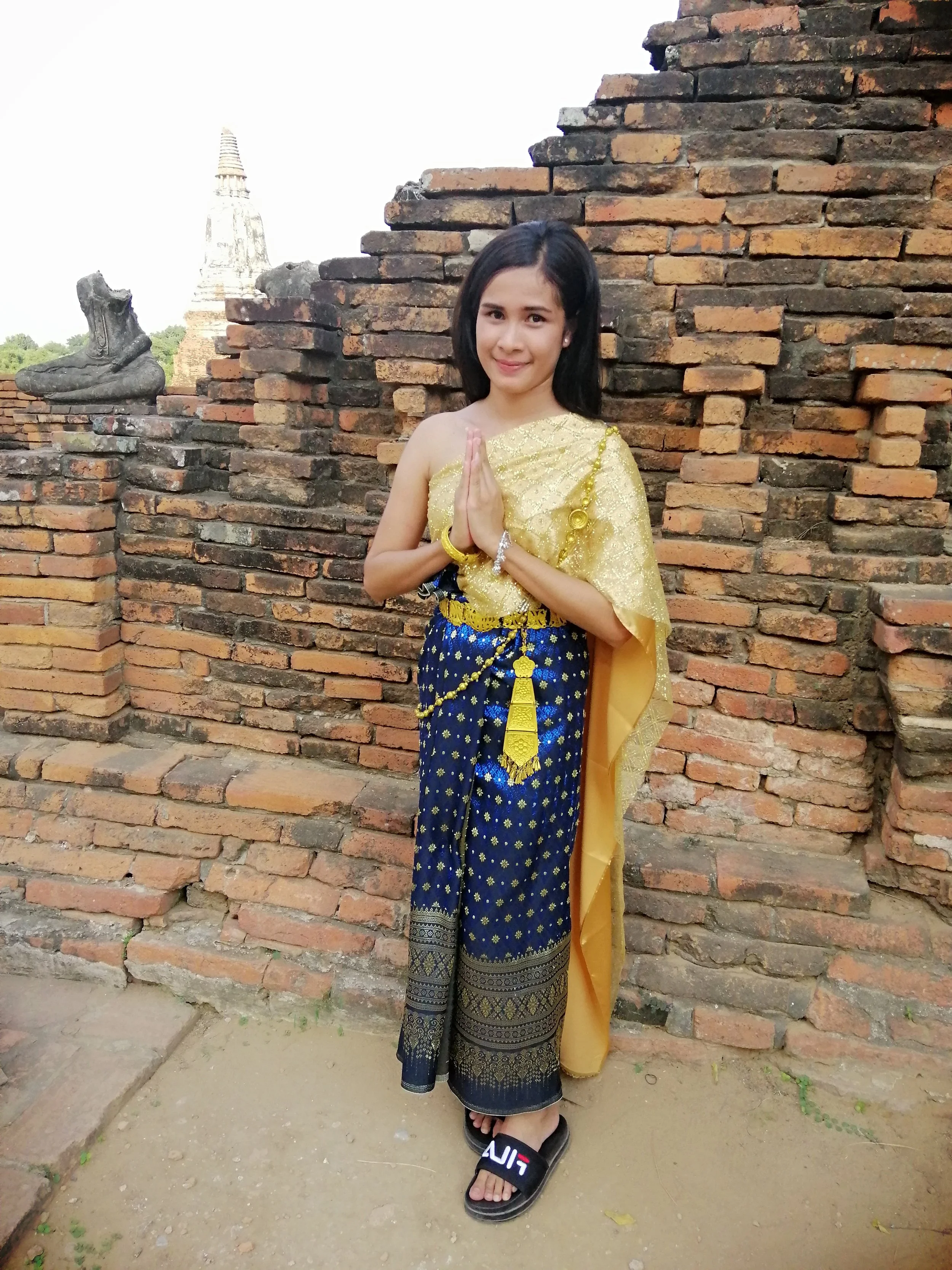 2018 Ayutthaya Pics with Gift in Traditional Dress (166).jpg