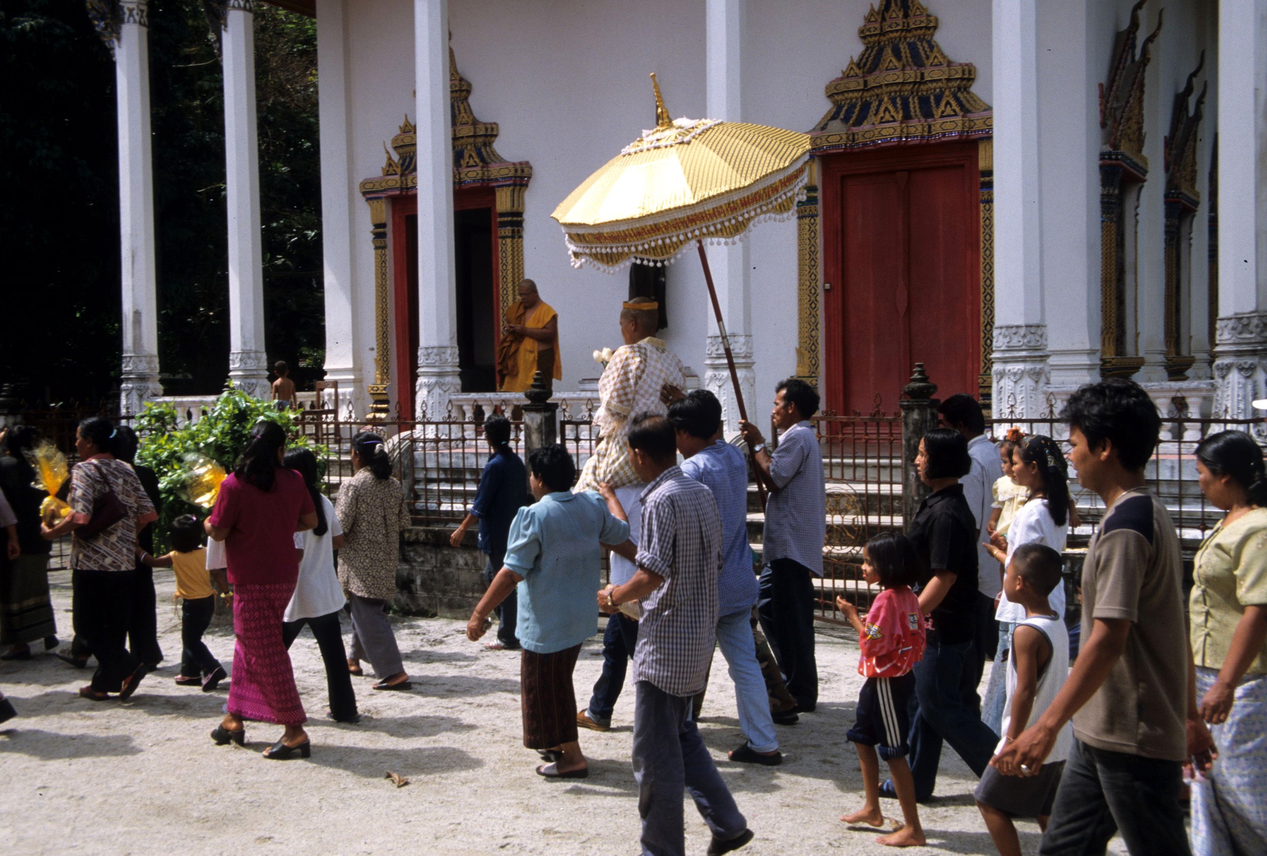 2004 Nakhonsithammarat Markets, Monks and Baby Cokie (23).jpg