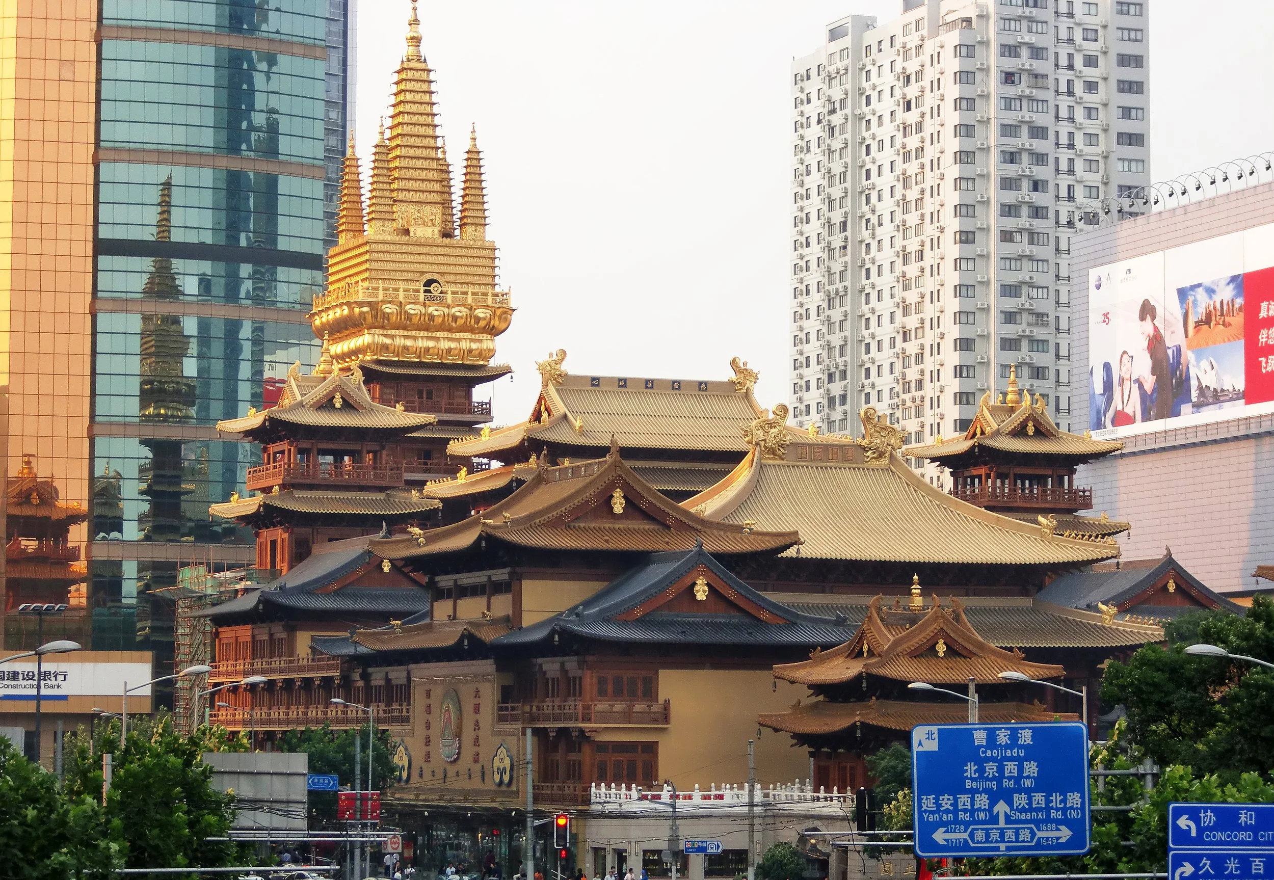 2010-10-3 JING'AN TEMPLE SHANGHAI (1).JPG