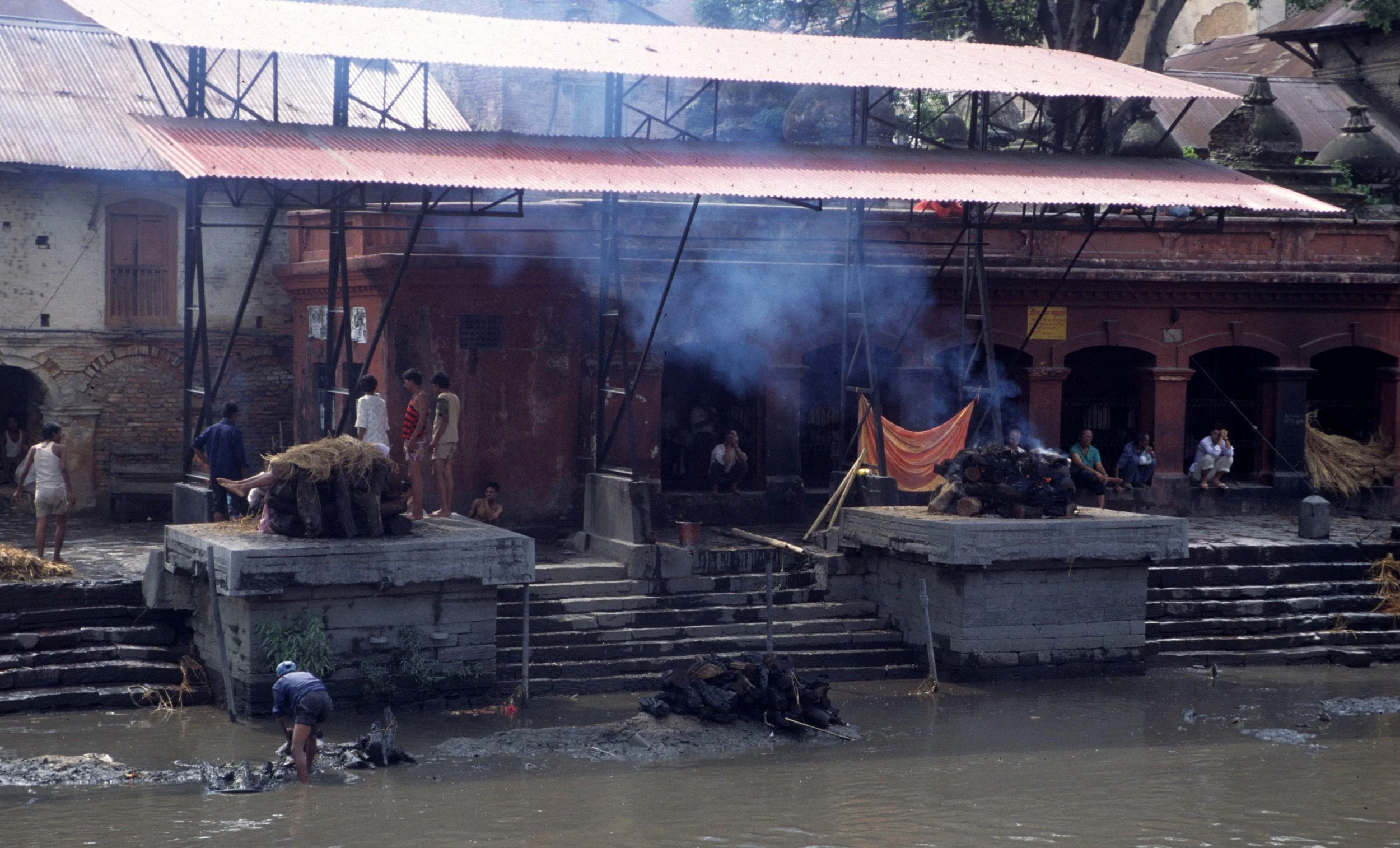 NEPAL - KATMANDU - FUNERAL RIVER A.jpg