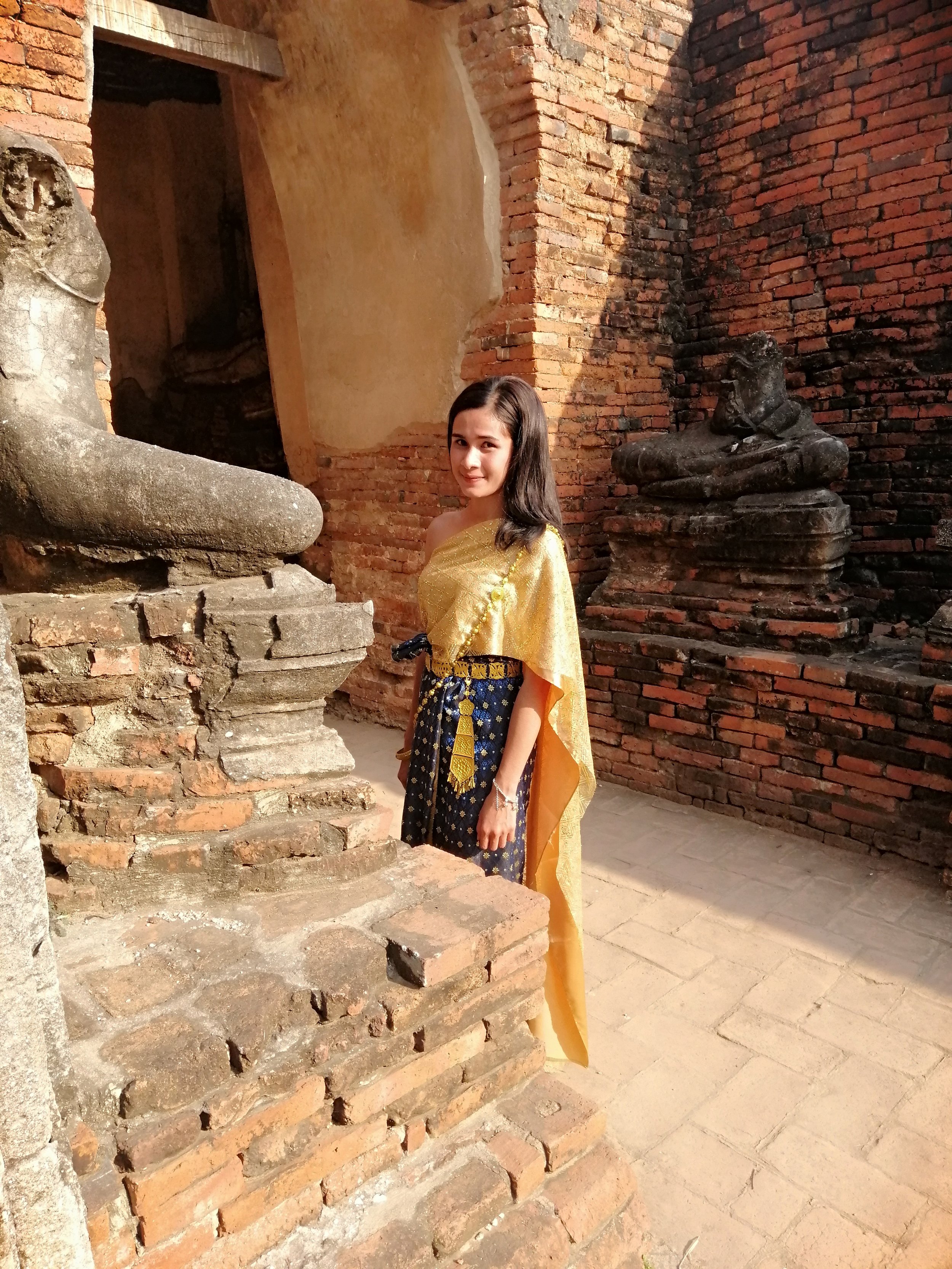 2018 Ayutthaya Pics with Gift in Traditional Dress (158).jpg