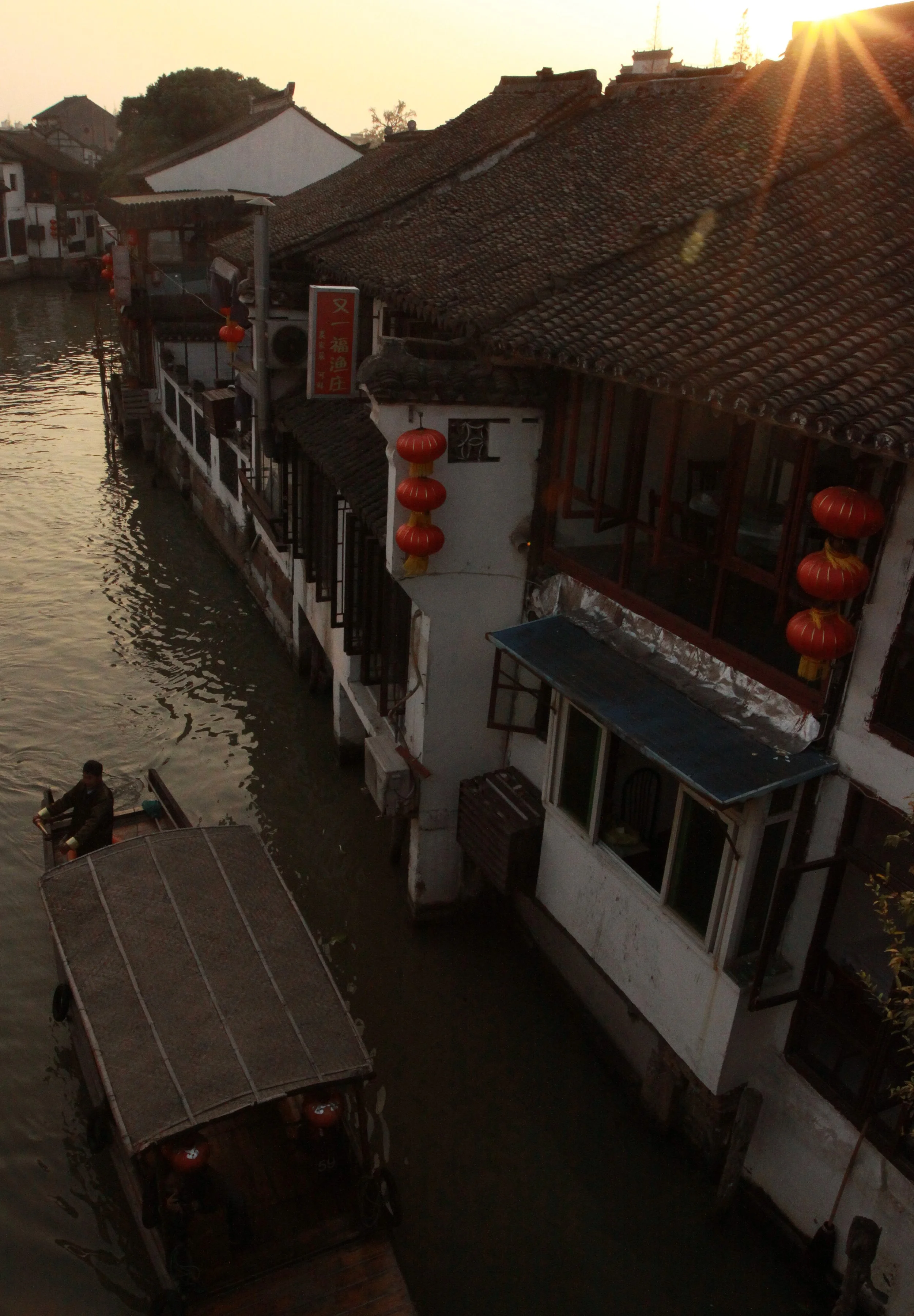 ZHUJIAJIAO WATER TOWN - NOVEMBER 20 2011 (176).JPG
