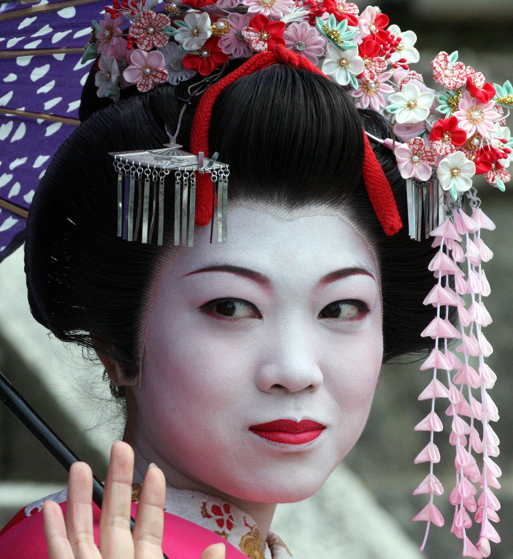 KYOTO - MAY 2009 - GEISHA IN STREET NEAR KYOUMIZU TEMPLE (64).JPG