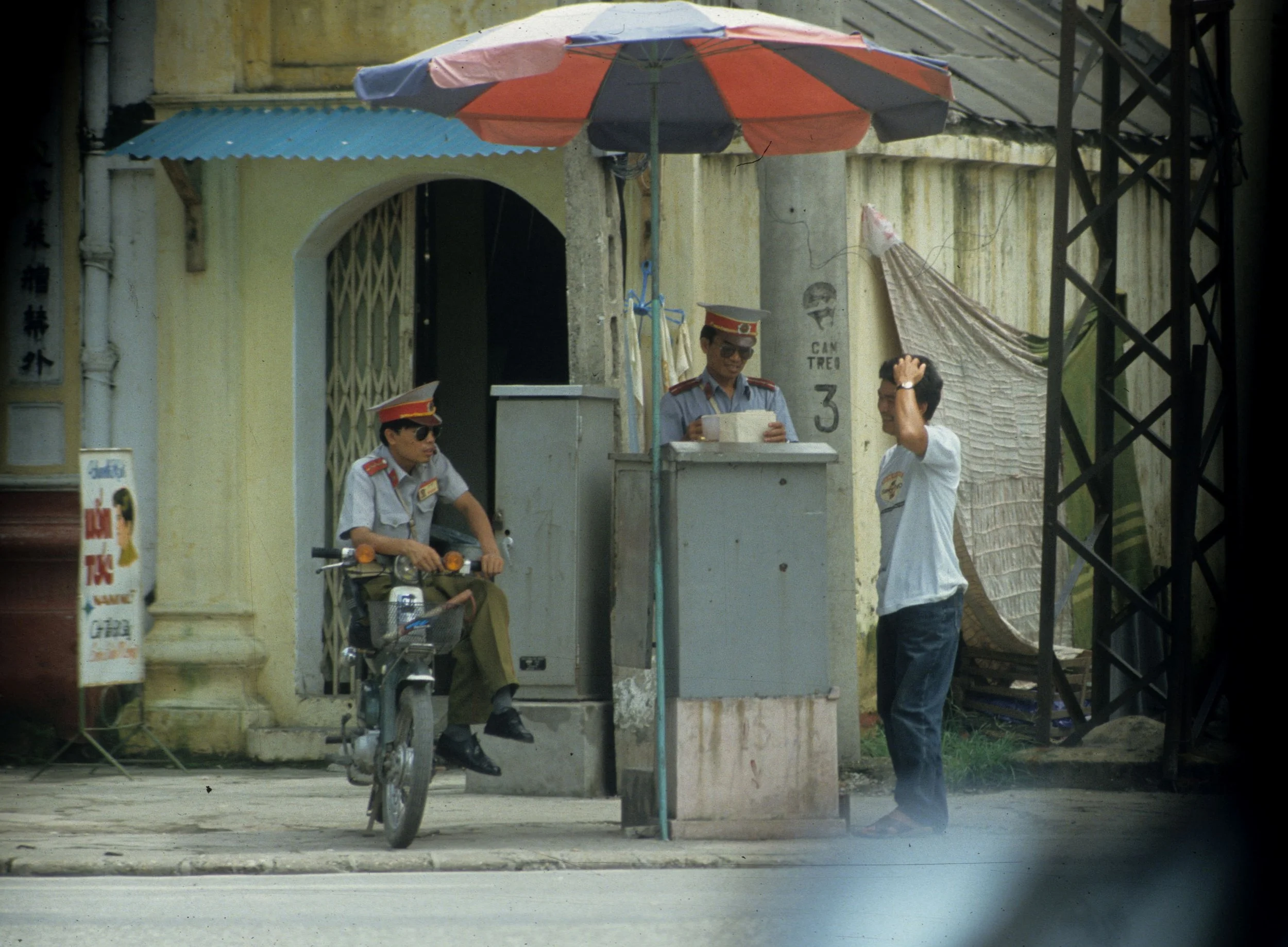HANOI - VINH PAYING BRIBE TO CORRUPT COPS.jpg