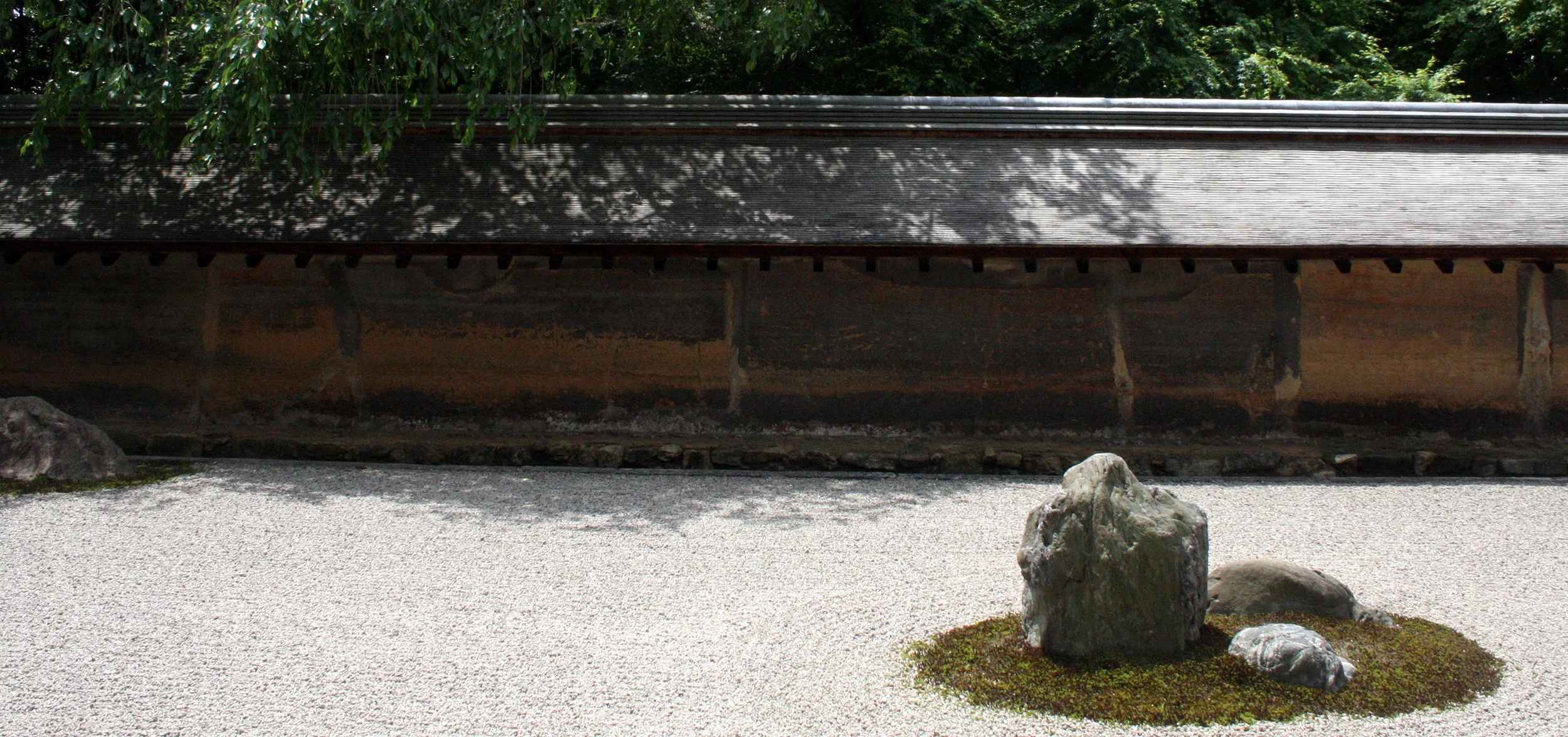 KYOTO - MAY 2009 - RYOANJI ROCK GARDEN (62).JPG