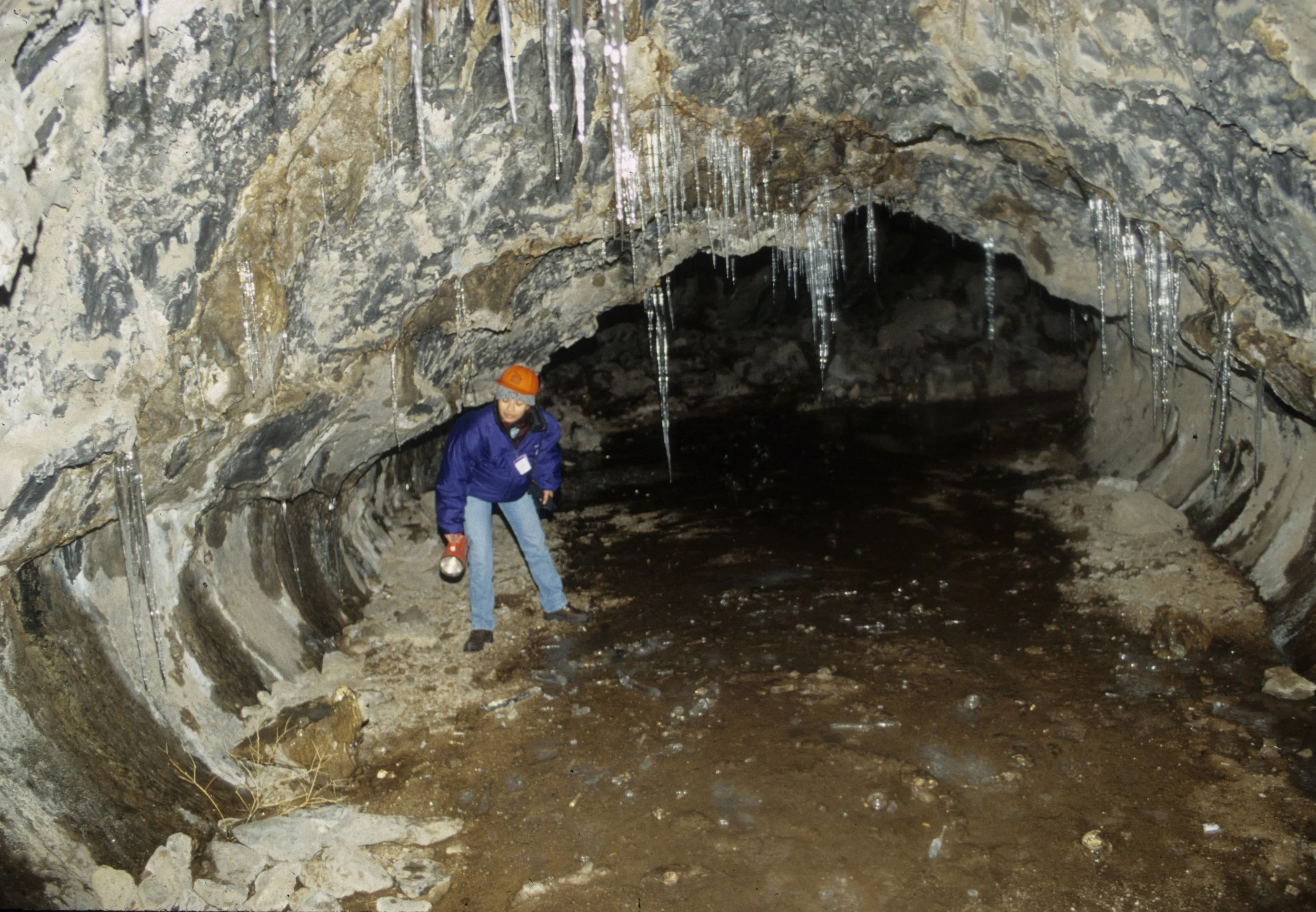 CALIFORNIA - LAVA BEDS NM - LAVA TUBE G.jpg