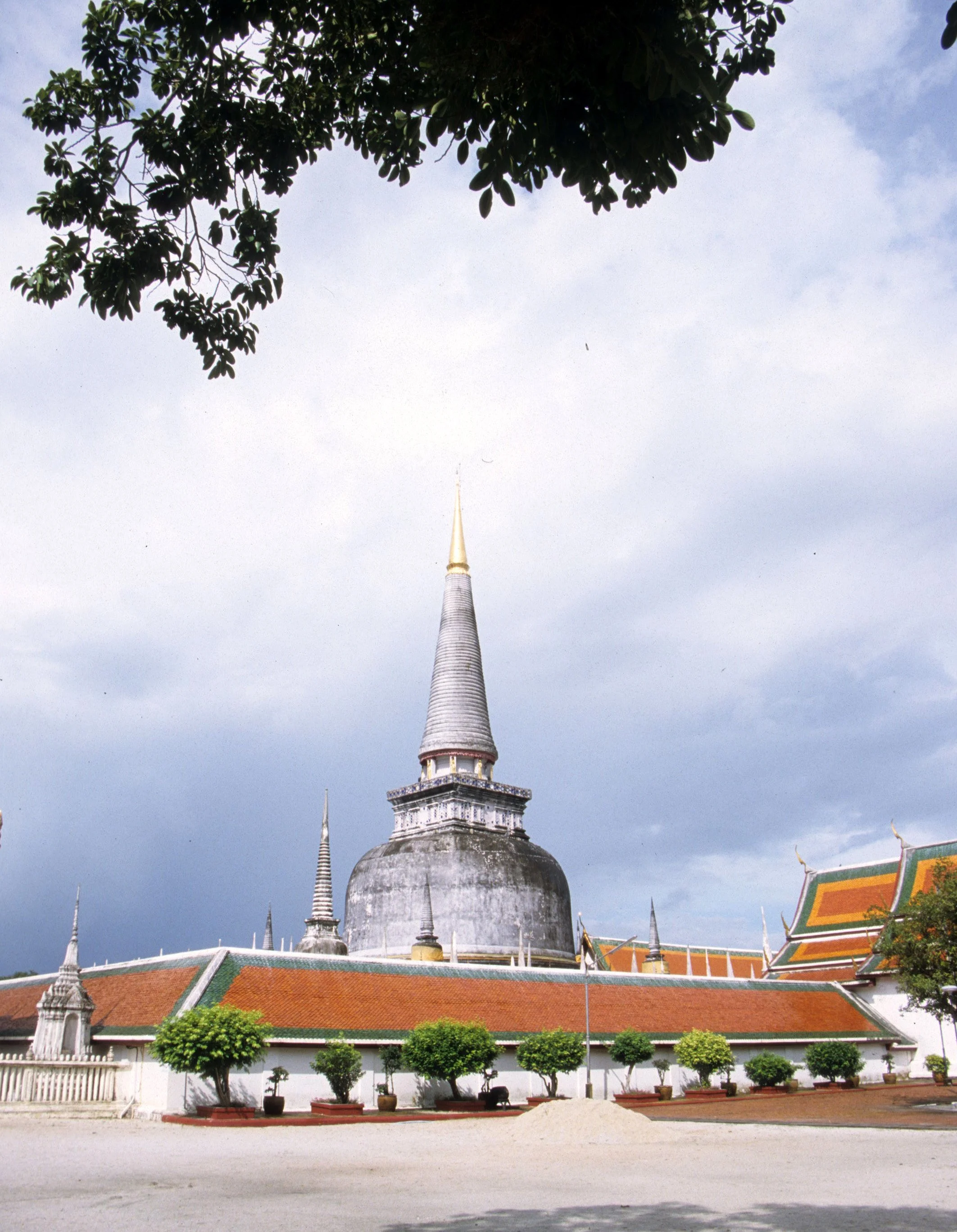 2004 Nakhonsithammarat Markets, Monks and Baby Cokie (108).jpg