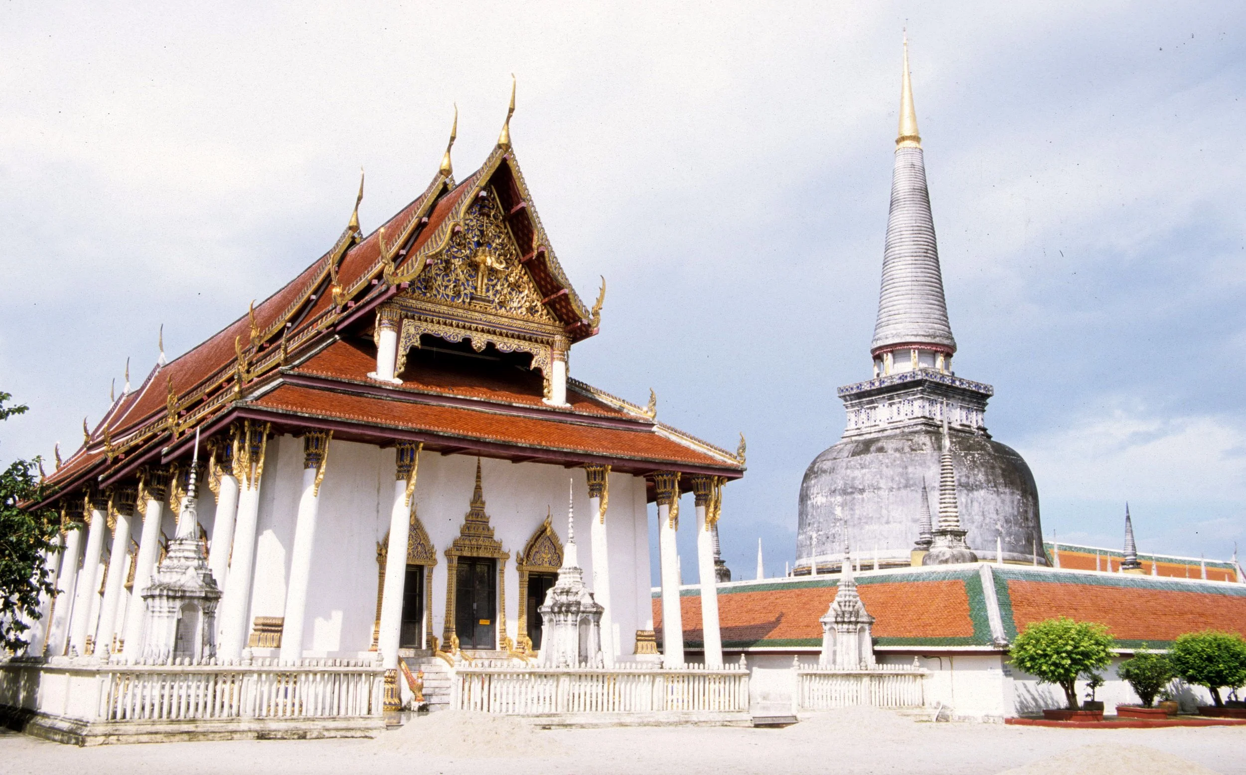2004 Nakhonsithammarat Markets, Monks and Baby Cokie (95).jpg