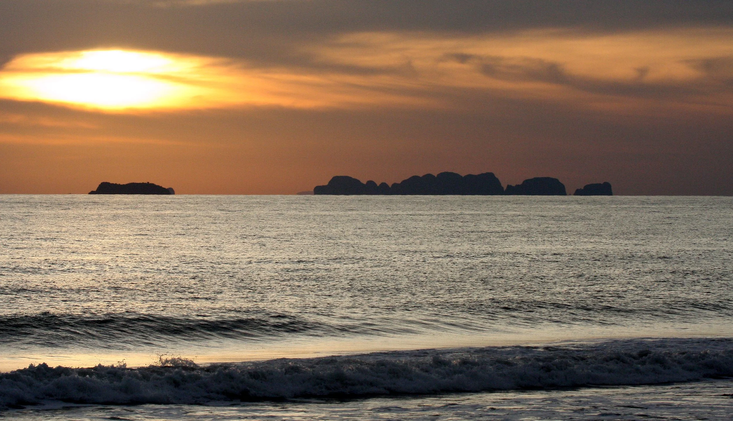 KOH LANTA - 2008 -  SUNSET AT OTTO'S (20).JPG