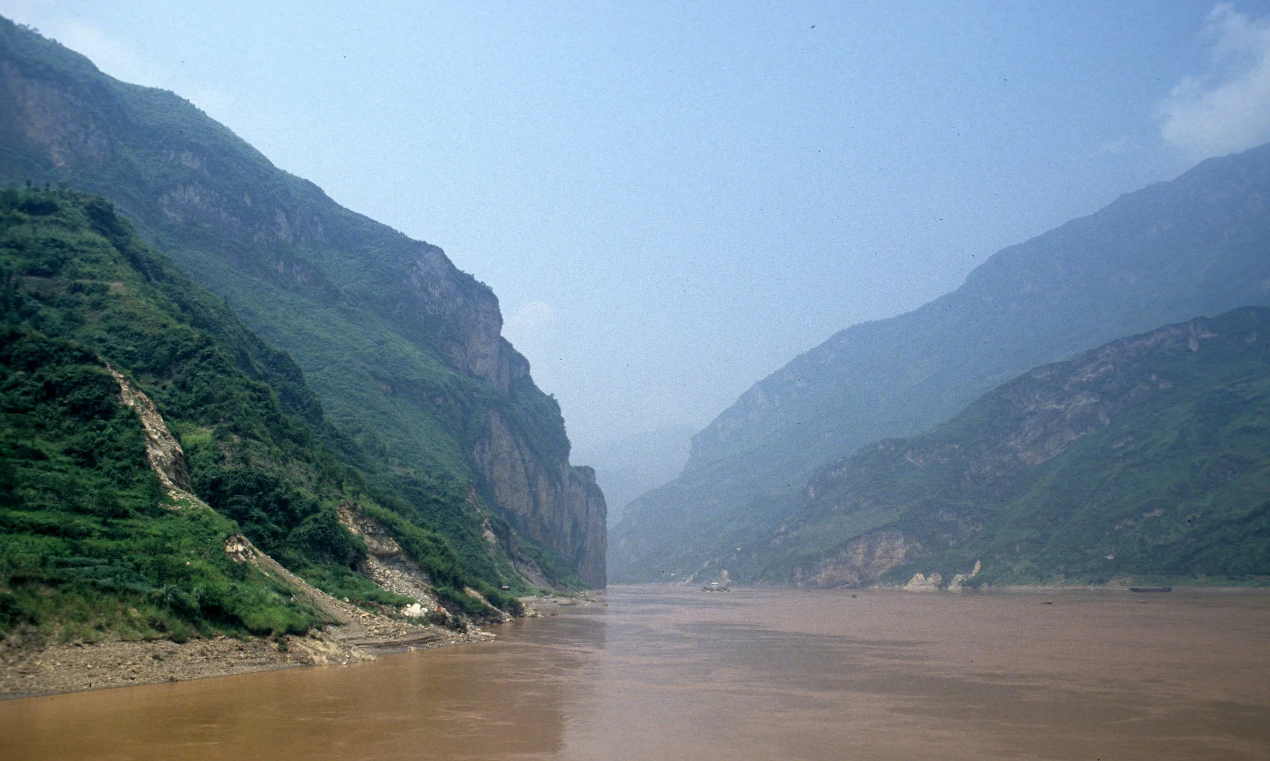 YANGTZE - THREE GORGES CRUISE SCENERY (11).jpg