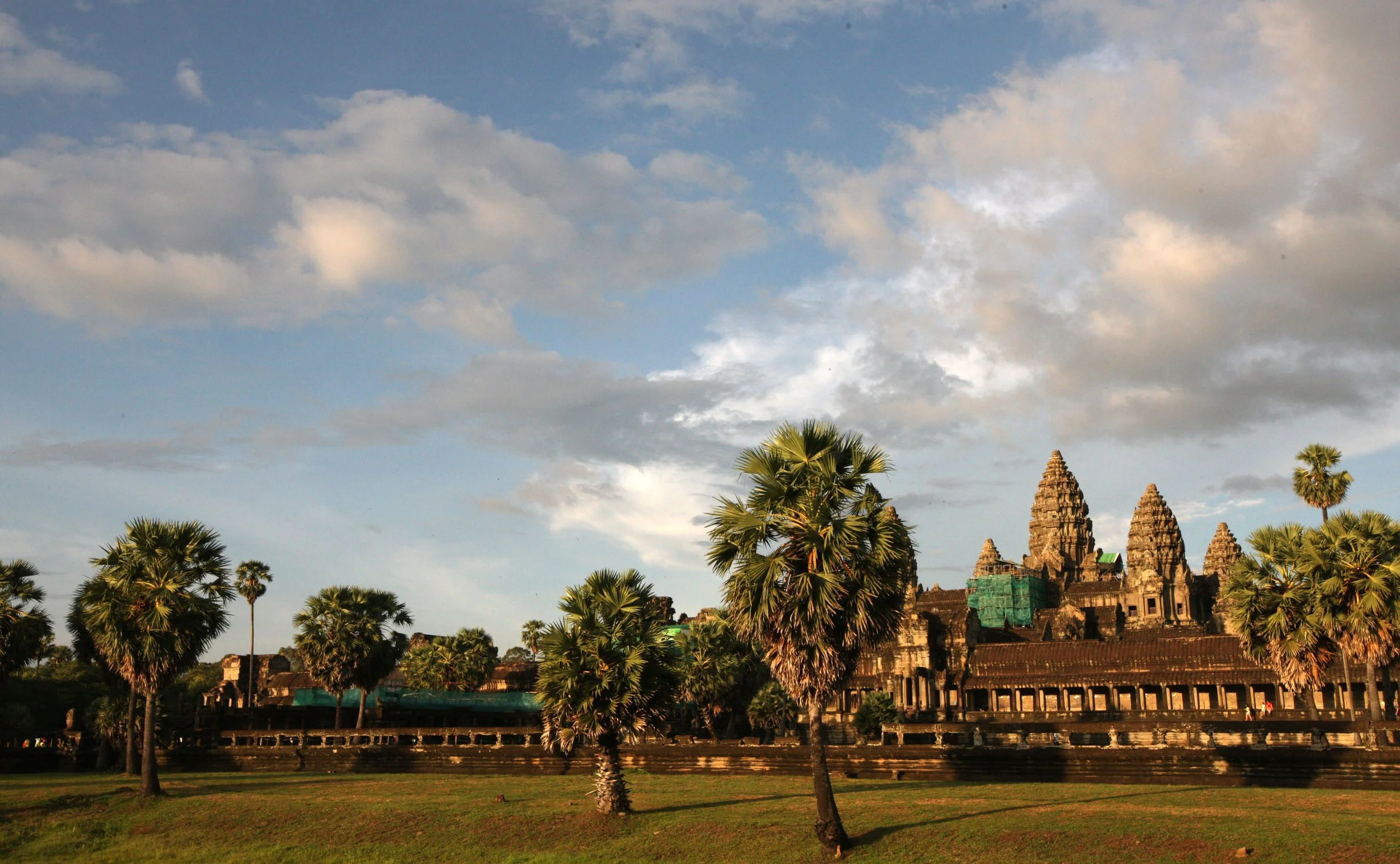 ANGKOR WAT TEMPLE - CAMBODIA - JULY 2010 (32).JPG