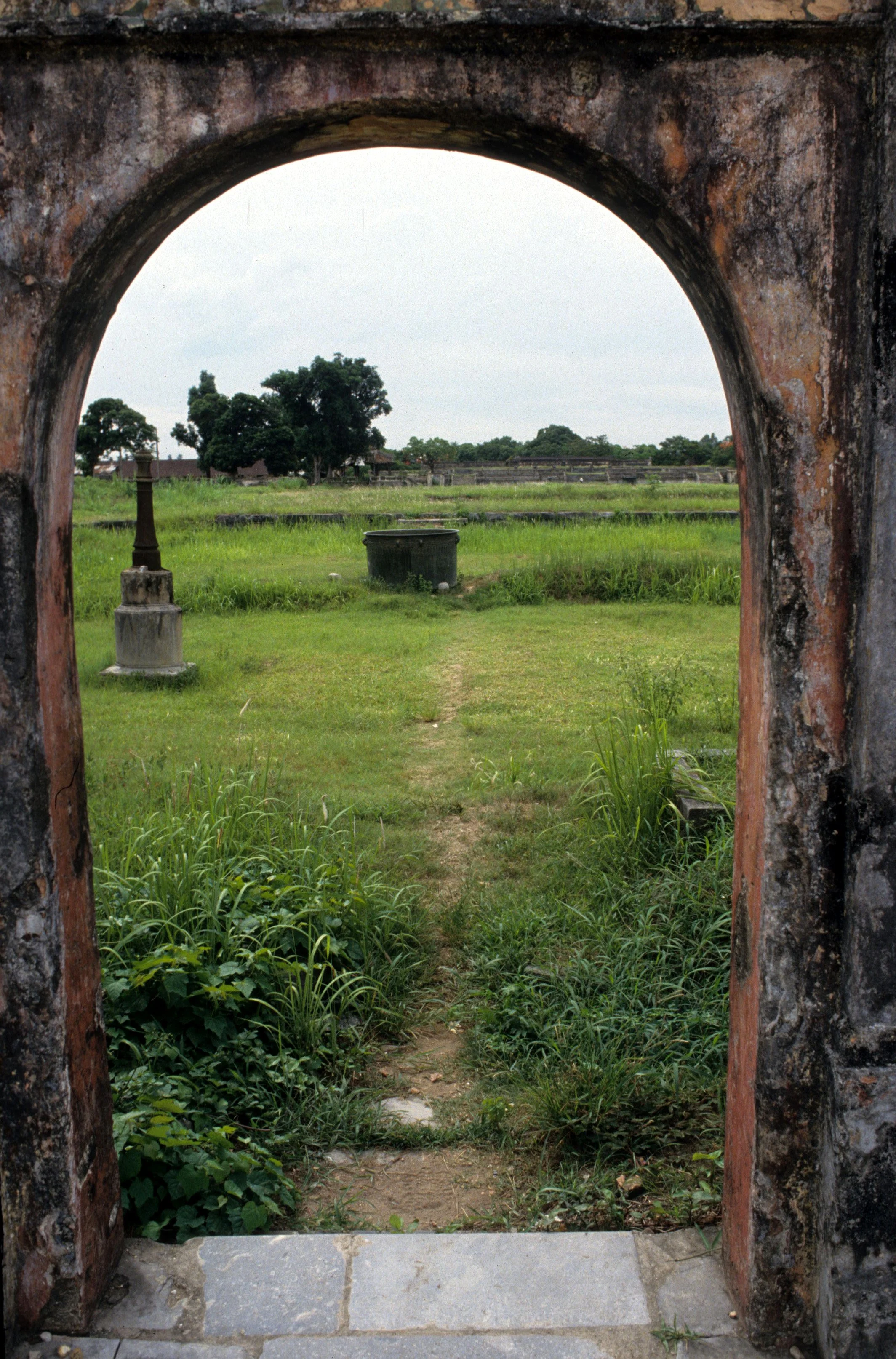 HUE - IMPERIAL PALACE 1994 (8).jpg