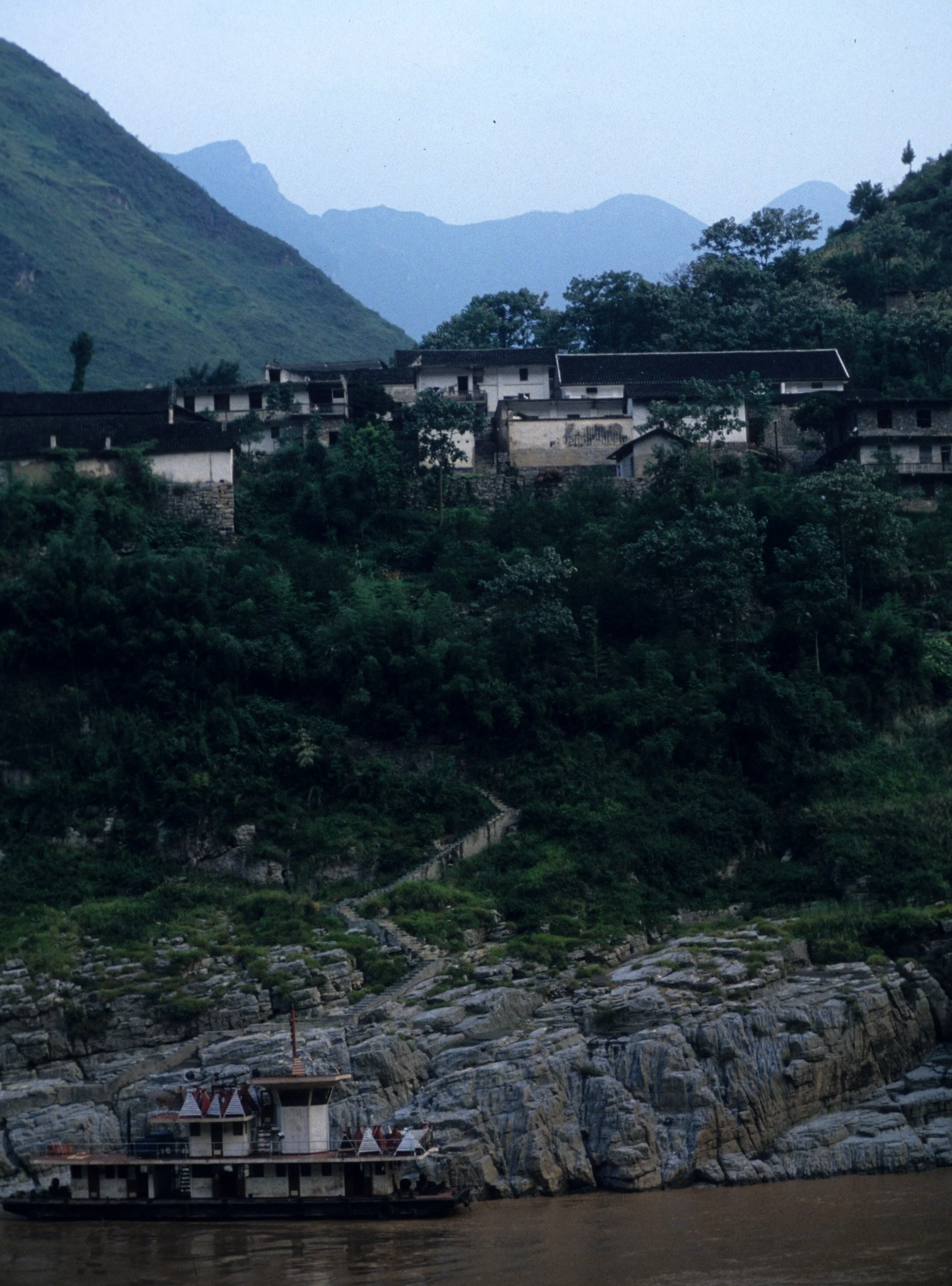 YANGTZE RIVER SCENERY - 1994.jpg