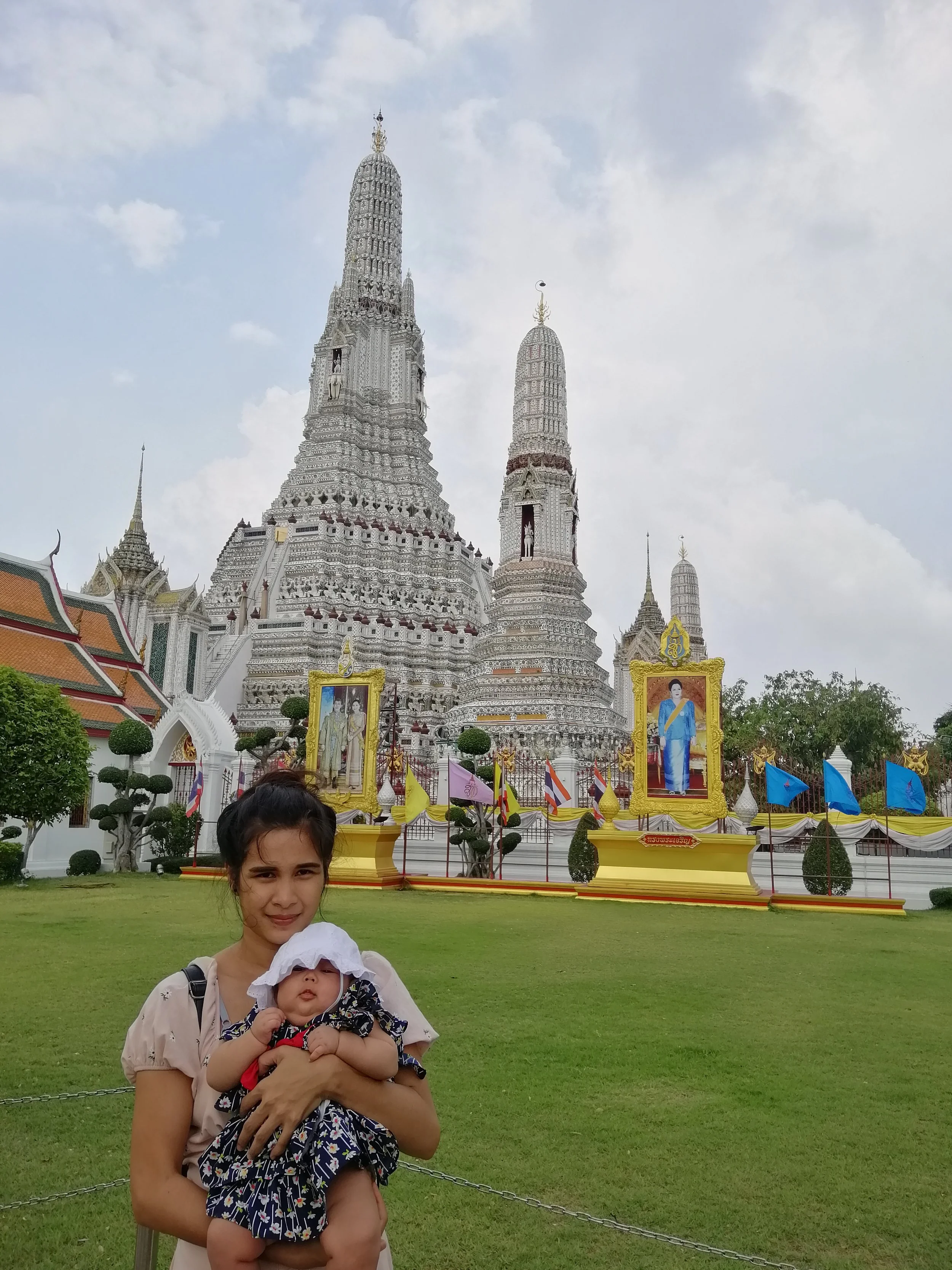 2020 Wat Arun with Liana, Cokie and Gift (11).jpg