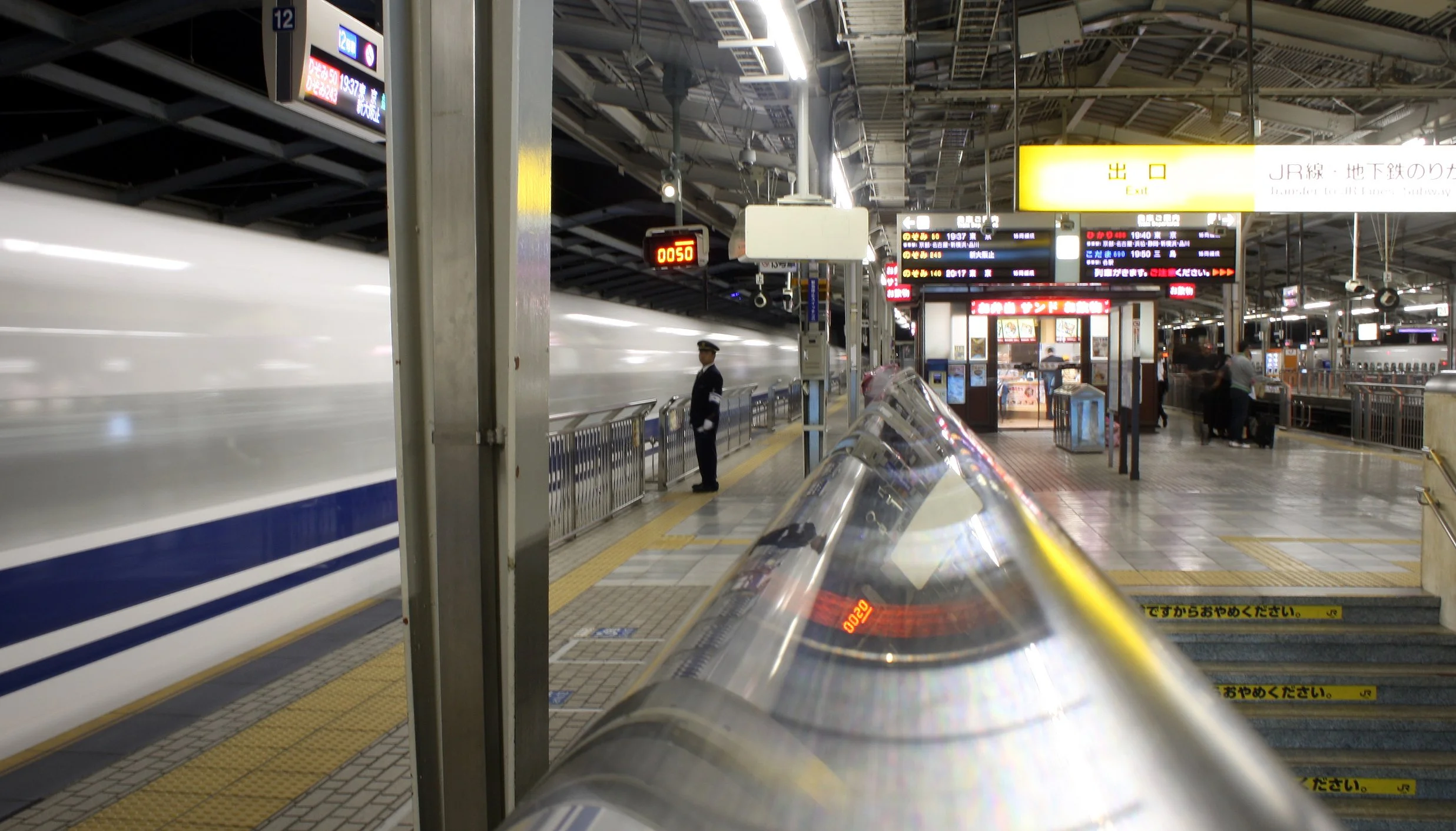 HIROSHIMA - MAY 2009 - SHINKANSEN SCENES (19).JPG