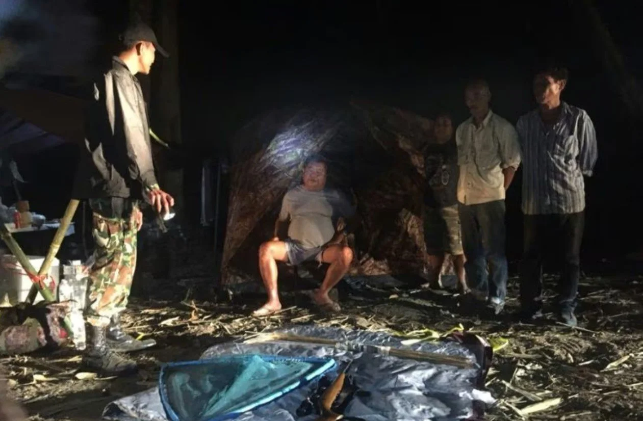 Image of the initial confrontation of Premchai and his workers in Thung Yai basically catching them red-handed.  The man to the left is Wichien Chinnawong, the superintendent of Thung Yai NP,  who is now considered to be a national hero for his integ