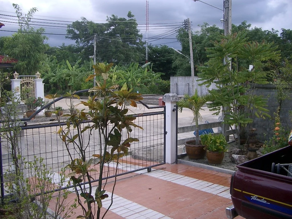 2004 Nakhonsithammarat Hanging in Khon New House and More (65).JPG