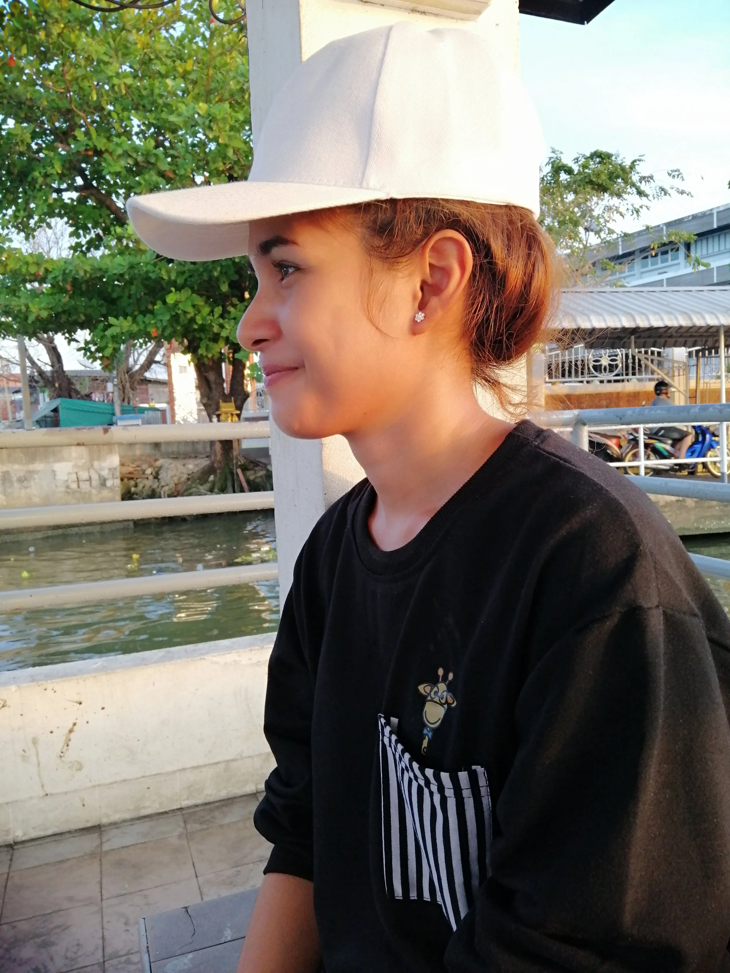 2018 Pics with Gift in Thailand (51).jpg