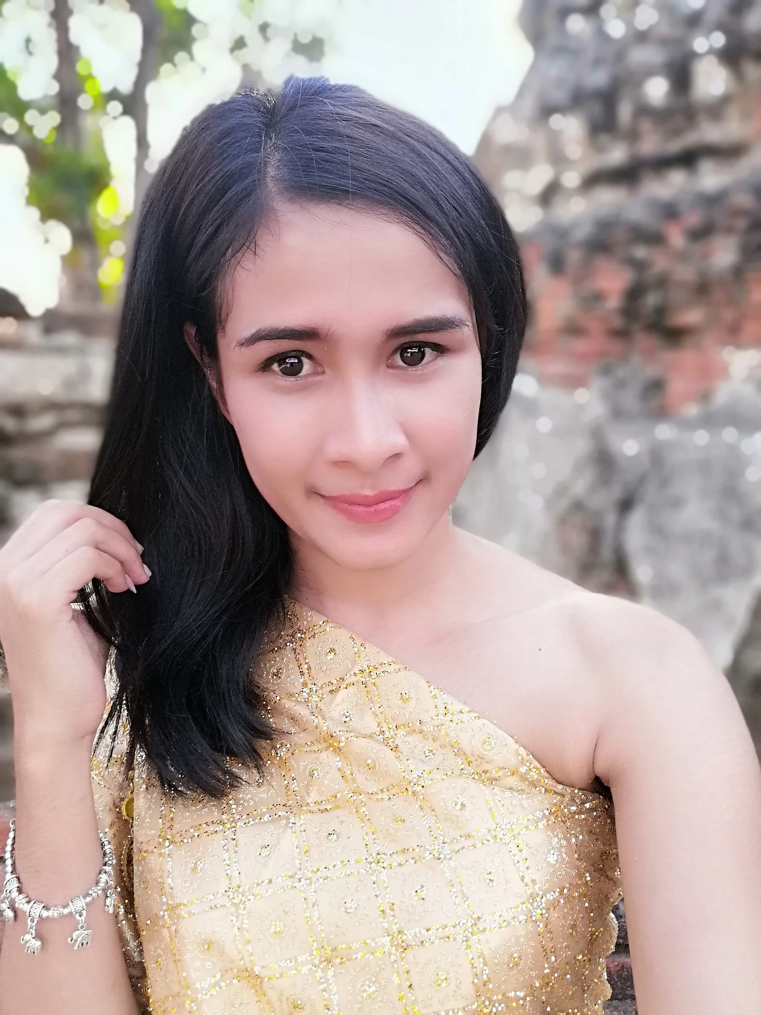 2018 Ayutthaya Pics with Gift in Traditional Dress (168).jpg
