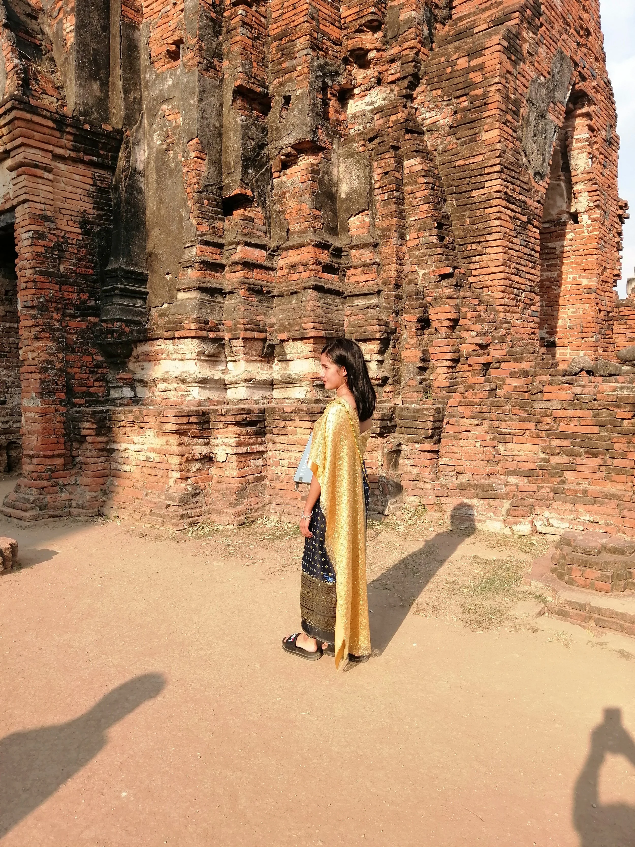 2018 Ayutthaya Pics with Gift in Traditional Dress (163).jpg