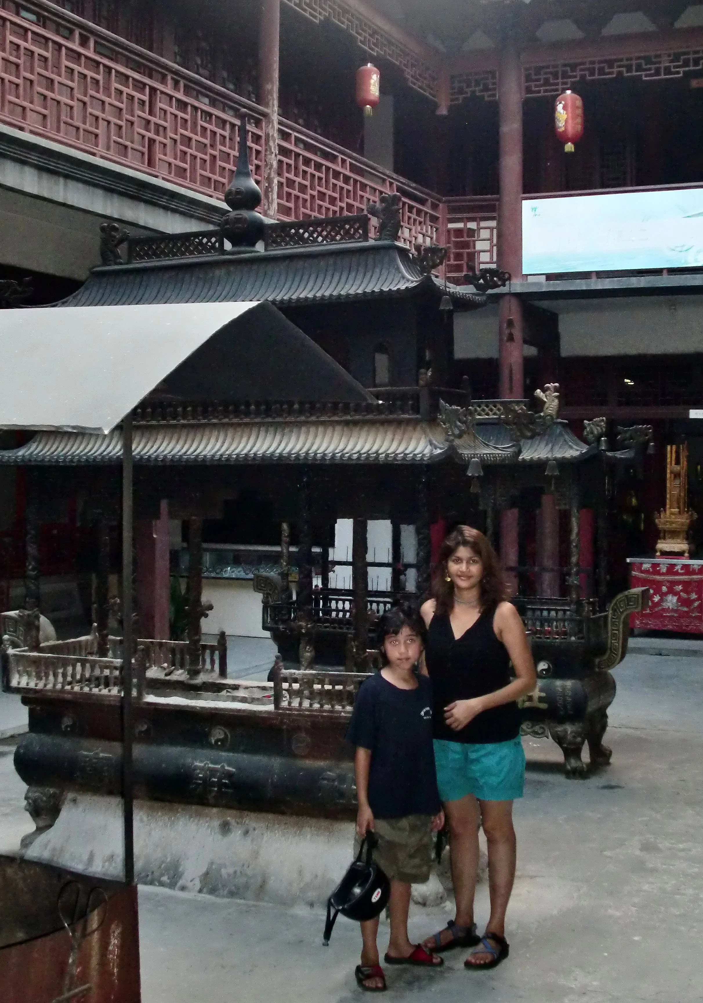 2010-9-10 OUR LOCAL DAOIST TEMPLE - SHANGHAI - PUDONG (1).JPG