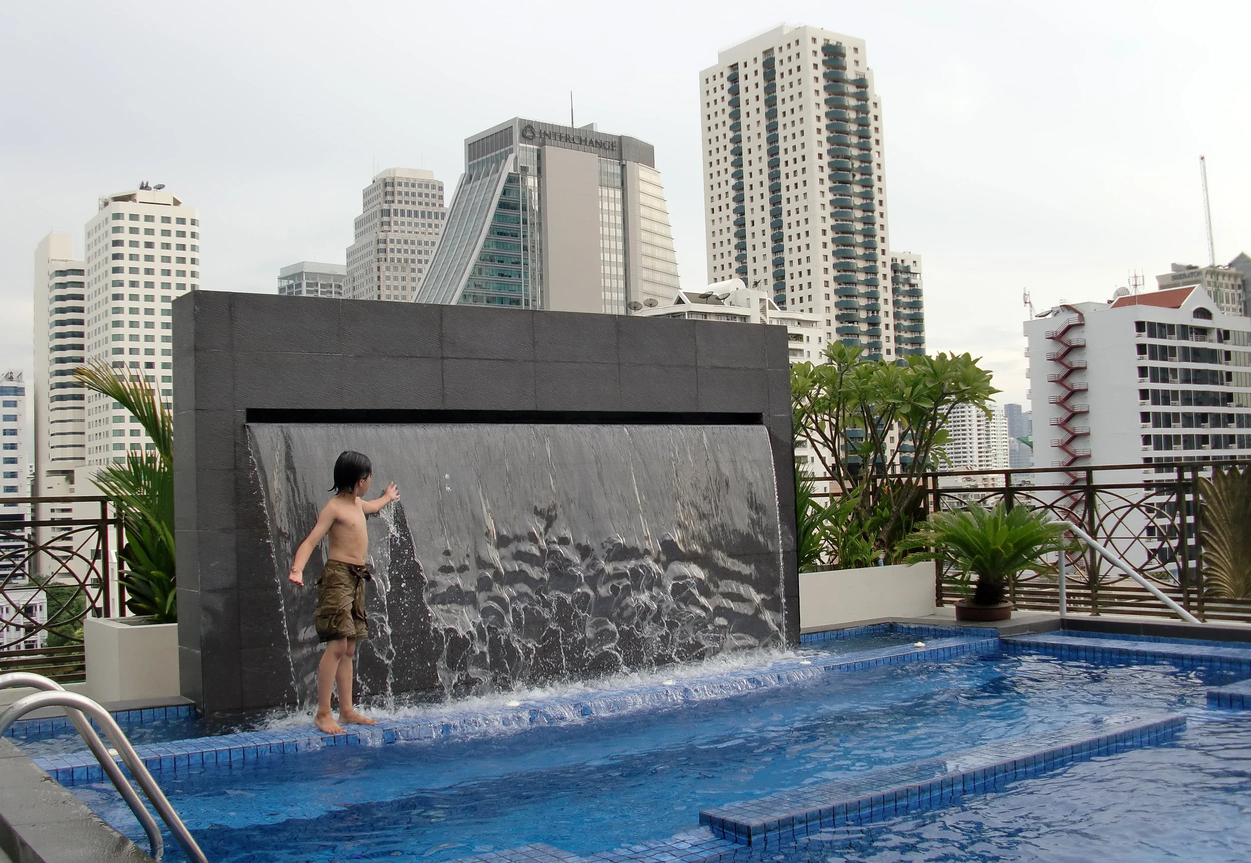 2010-6-27 OUR FIRST DAYS IN BKK (11).JPG