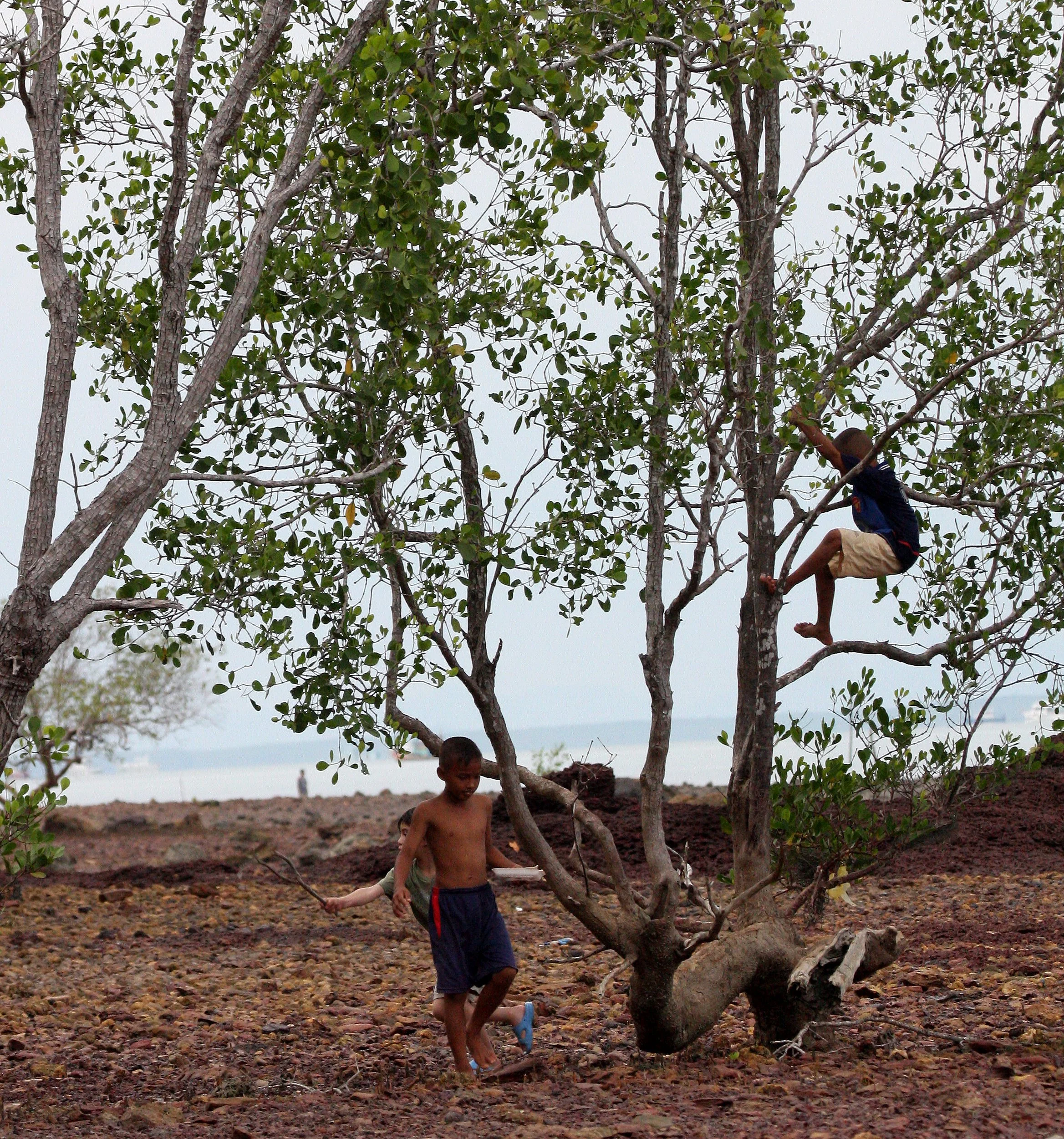 KOH LANTA - 2008 - PLAYING IN BEACH (2).JPG