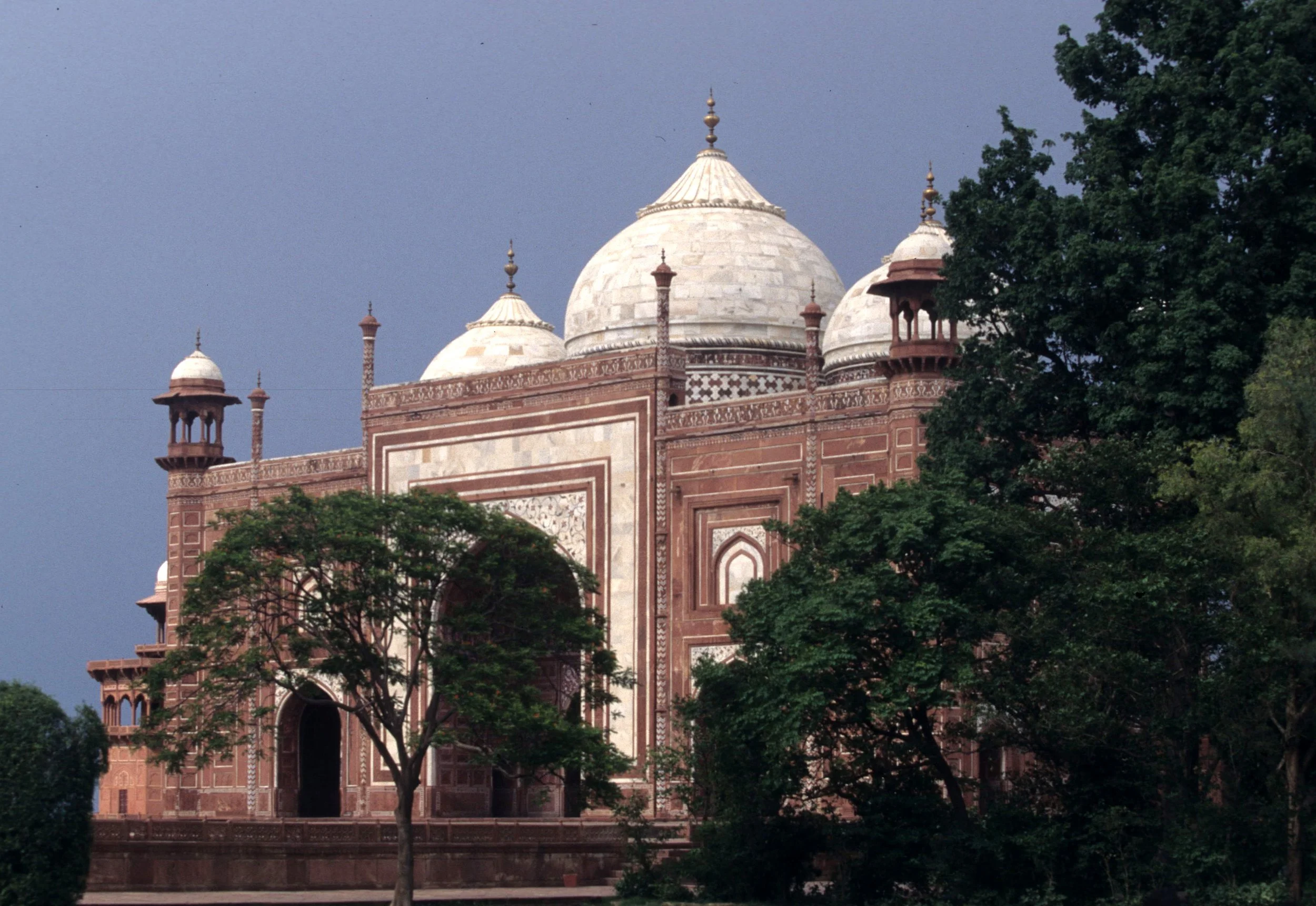 INDIA - AGRA - CASTLE NEAR TAJ MAHAL C.jpg