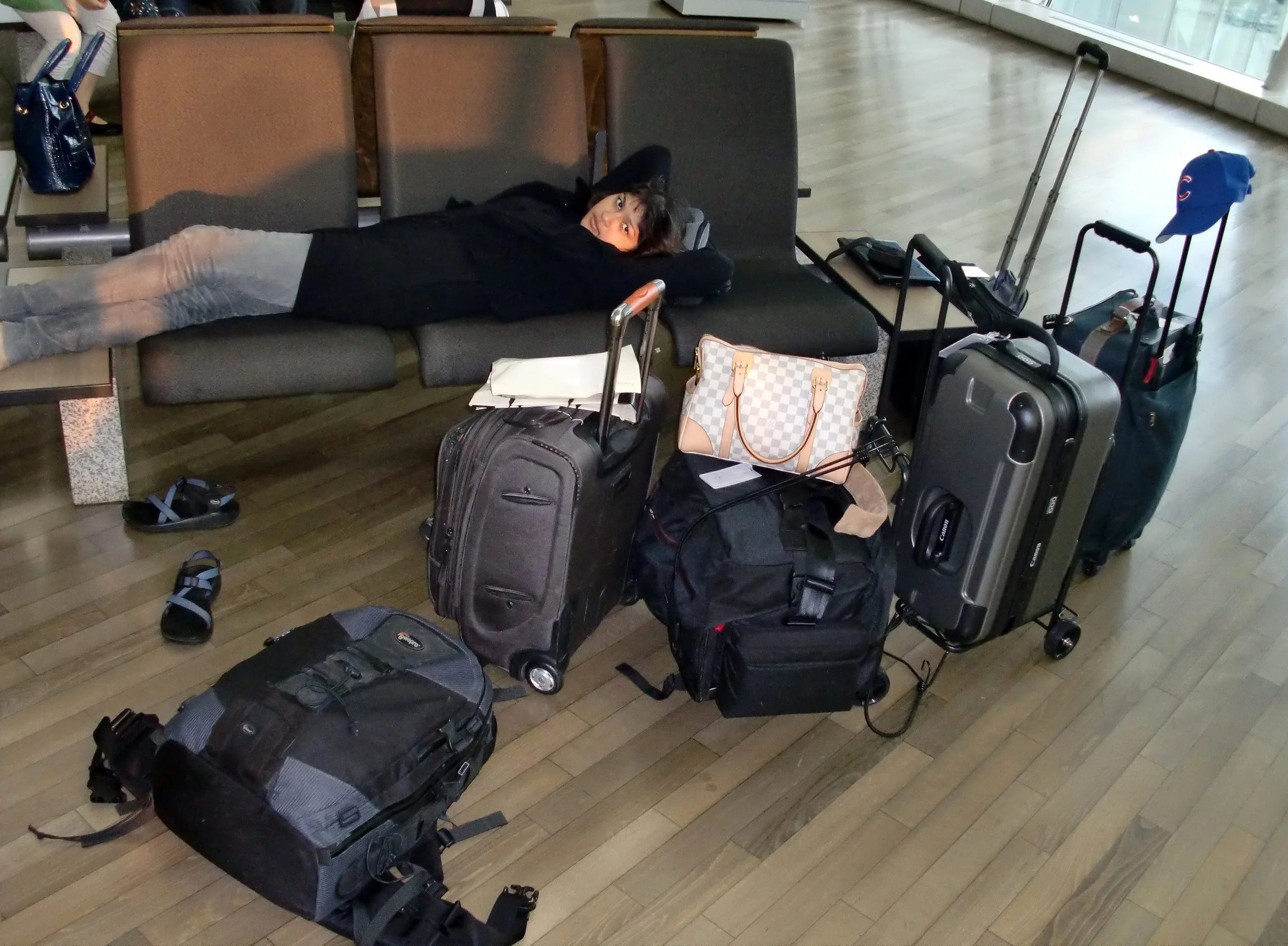 2010-6-26 SEOUL AIRPORT - OUR HAND CARRIES! (2).JPG