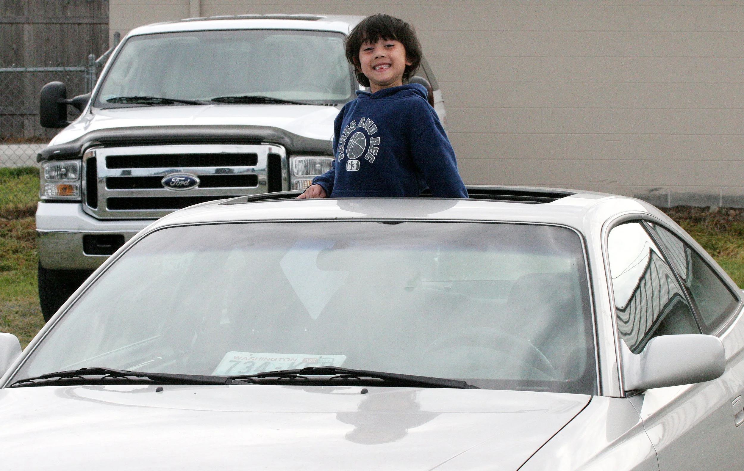 2008-5-24 COKIE THROUGH SUNROOF.JPG