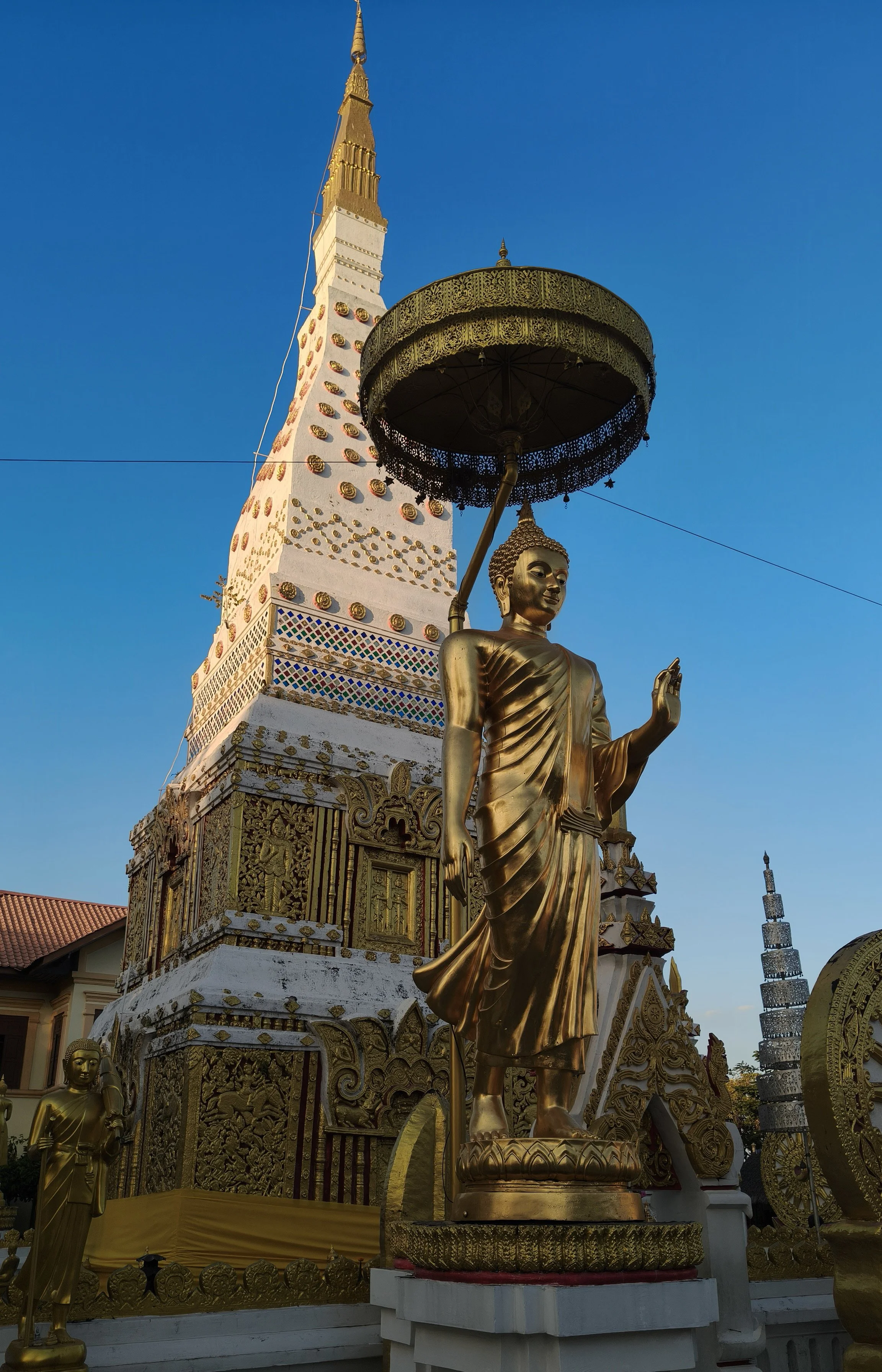 Wat Mahathat Phra That Nakhon  - Nakhon Phanom (2).jpg