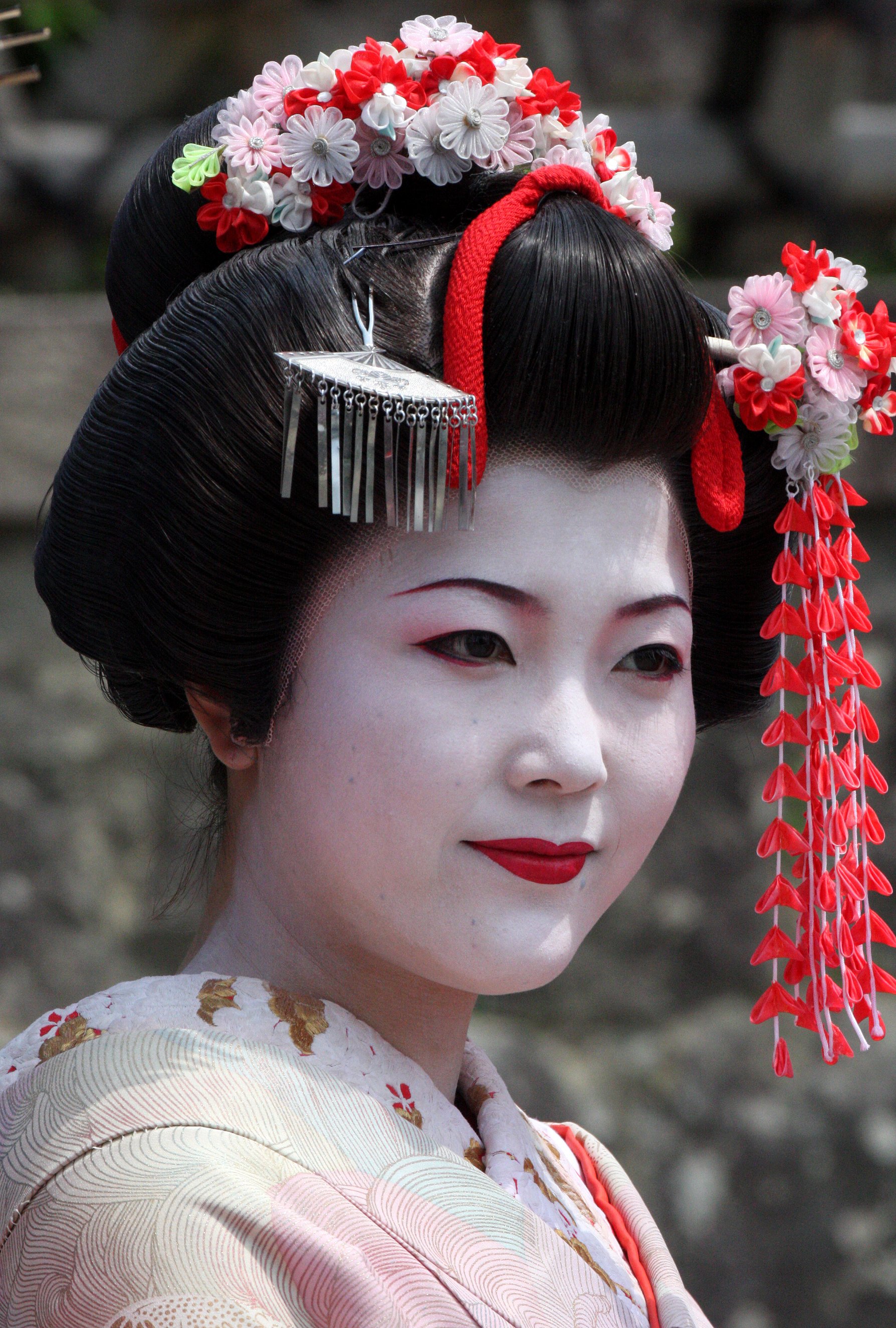 KYOTO - MAY 2009 - GEISHA IN STREET NEAR KYOUMIZU TEMPLE (53).JPG