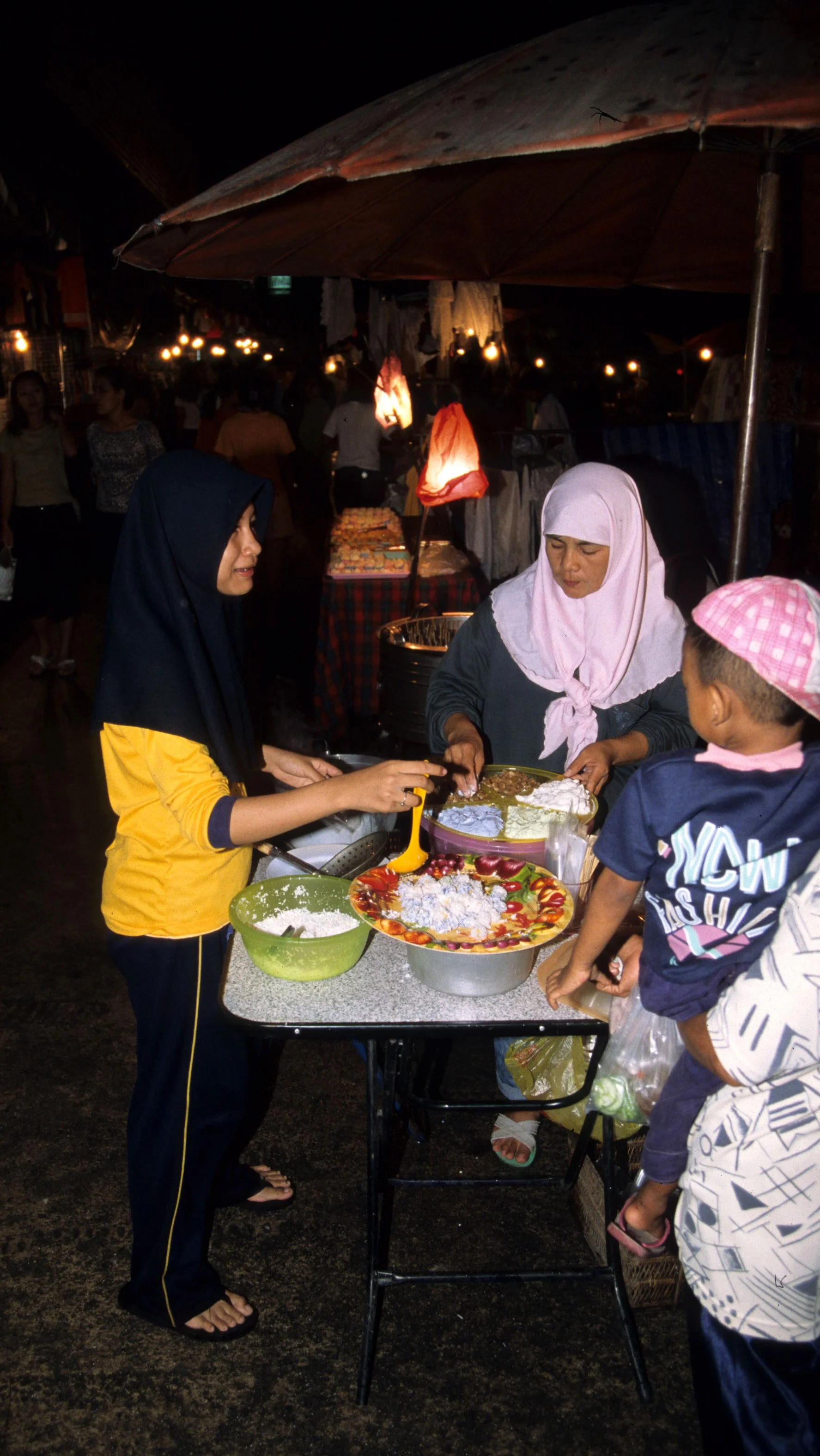 2004 Nakhonsithammarat Markets, Monks and Baby Cokie (70).jpg