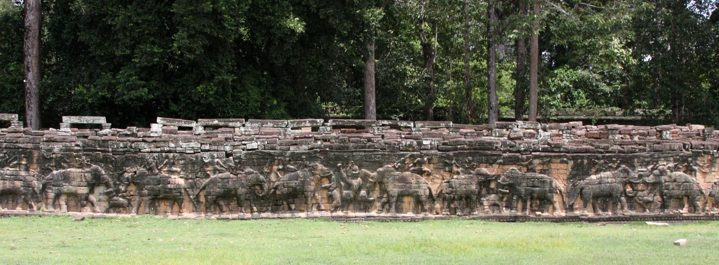ELEPHANT TERRACE - CAMBODIA - JULY 2010 (4).JPG