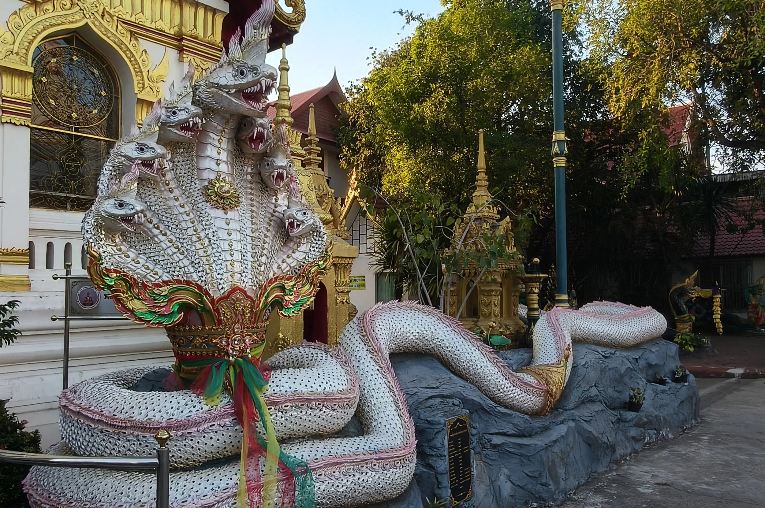 Wat Mahathat Phra That Nakhon  - Nakhon Phanom (12).jpg
