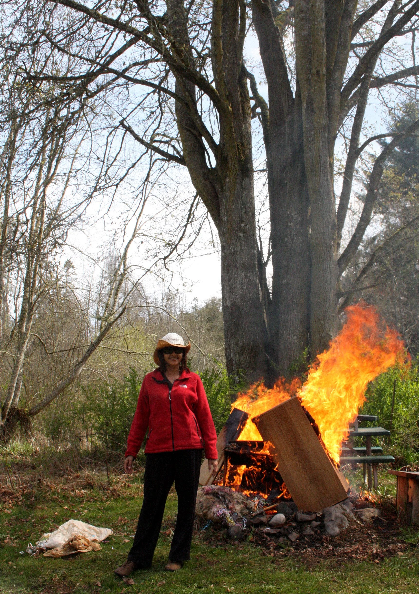 2009-4-19 BURNING DRESSERS FOR FUN (4).JPG