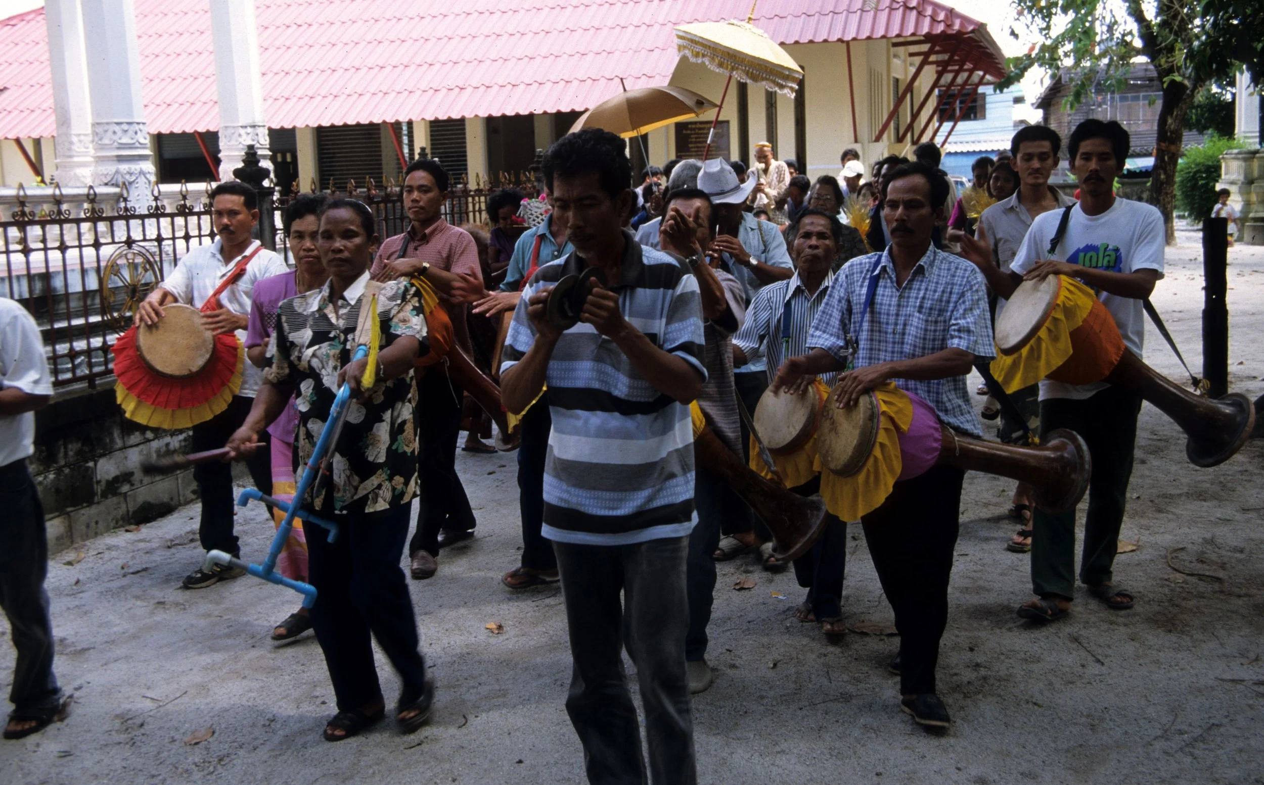 2004 Nakhonsithammarat Markets, Monks and Baby Cokie (25).jpg