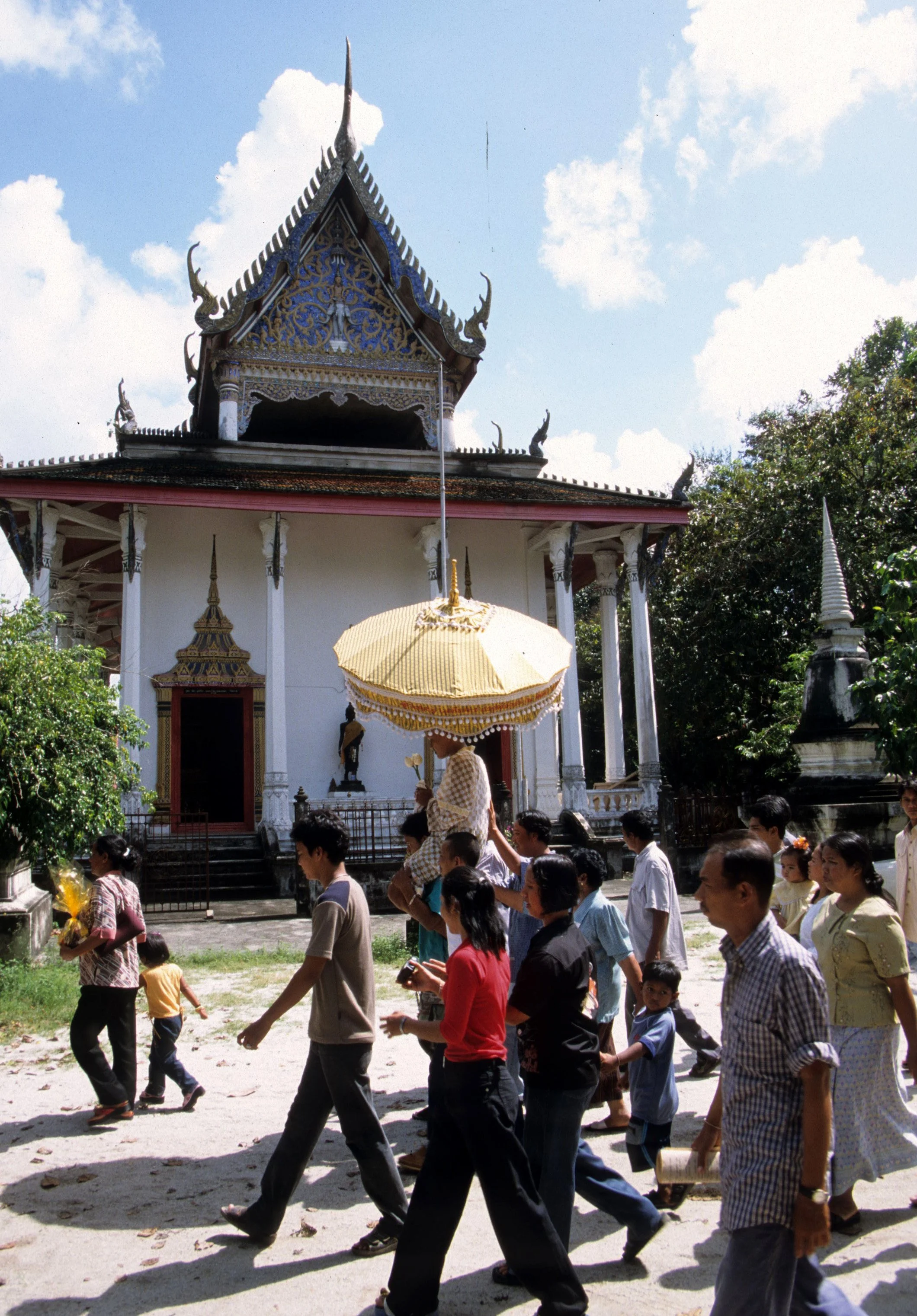 2004 Nakhonsithammarat Markets, Monks and Baby Cokie (28).jpg