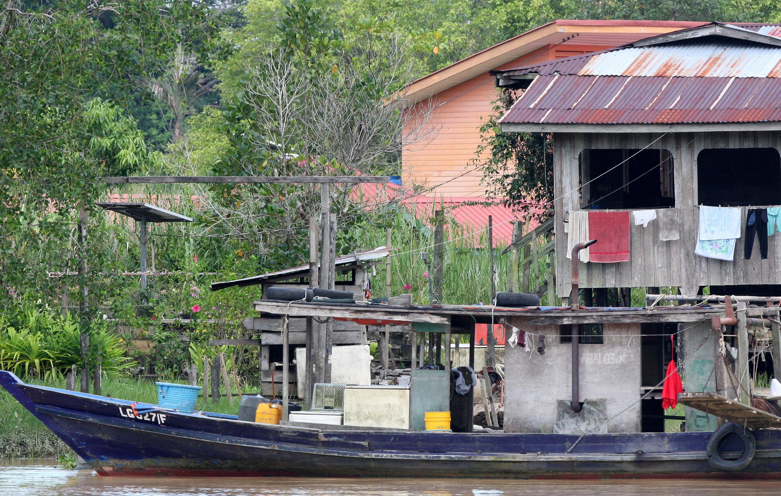 KINABATANGAN RIVER BORNEO - SUKAU VILLAGE (4).JPG