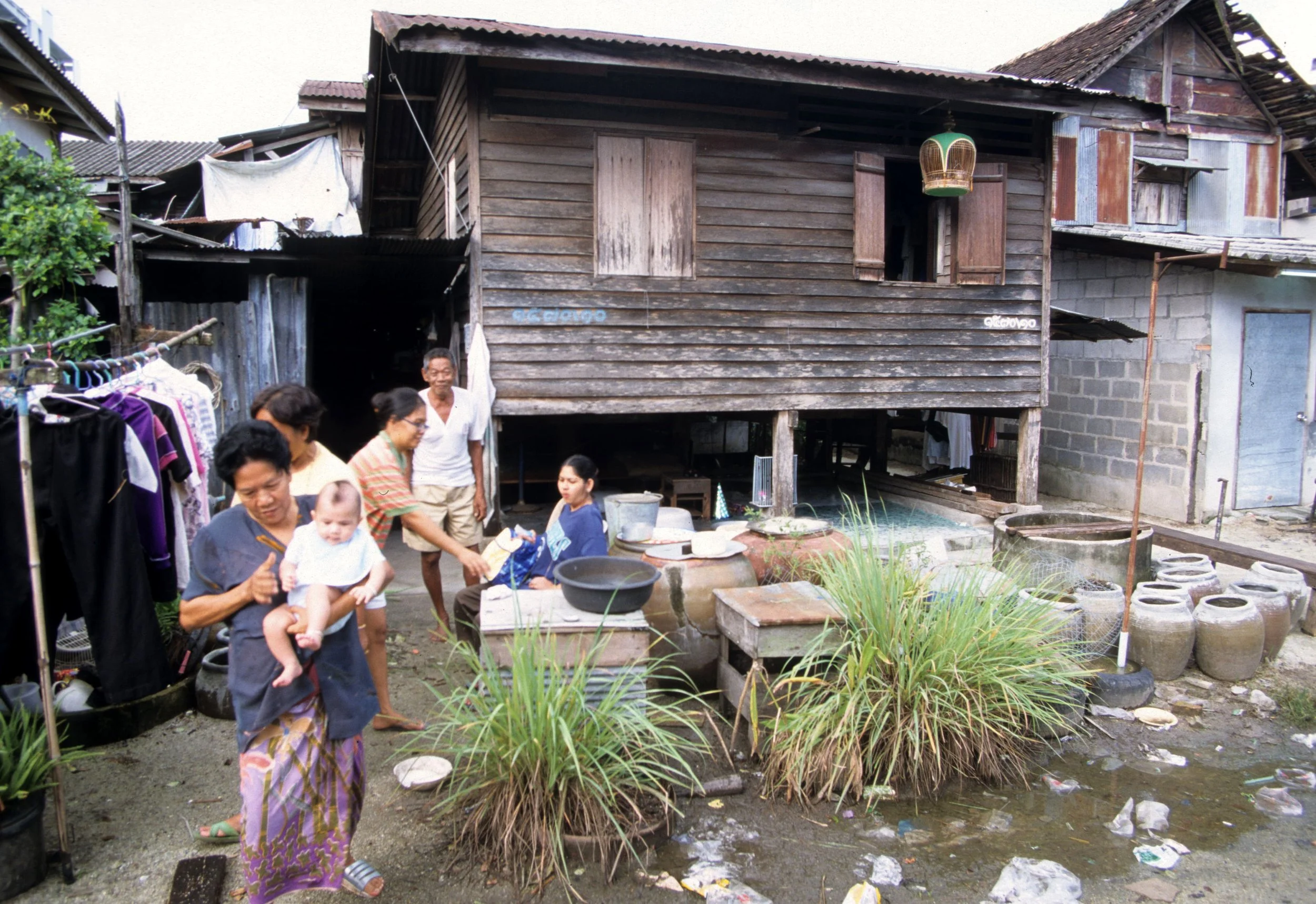 2004 Nakhonsithammarat with Family (14).jpg