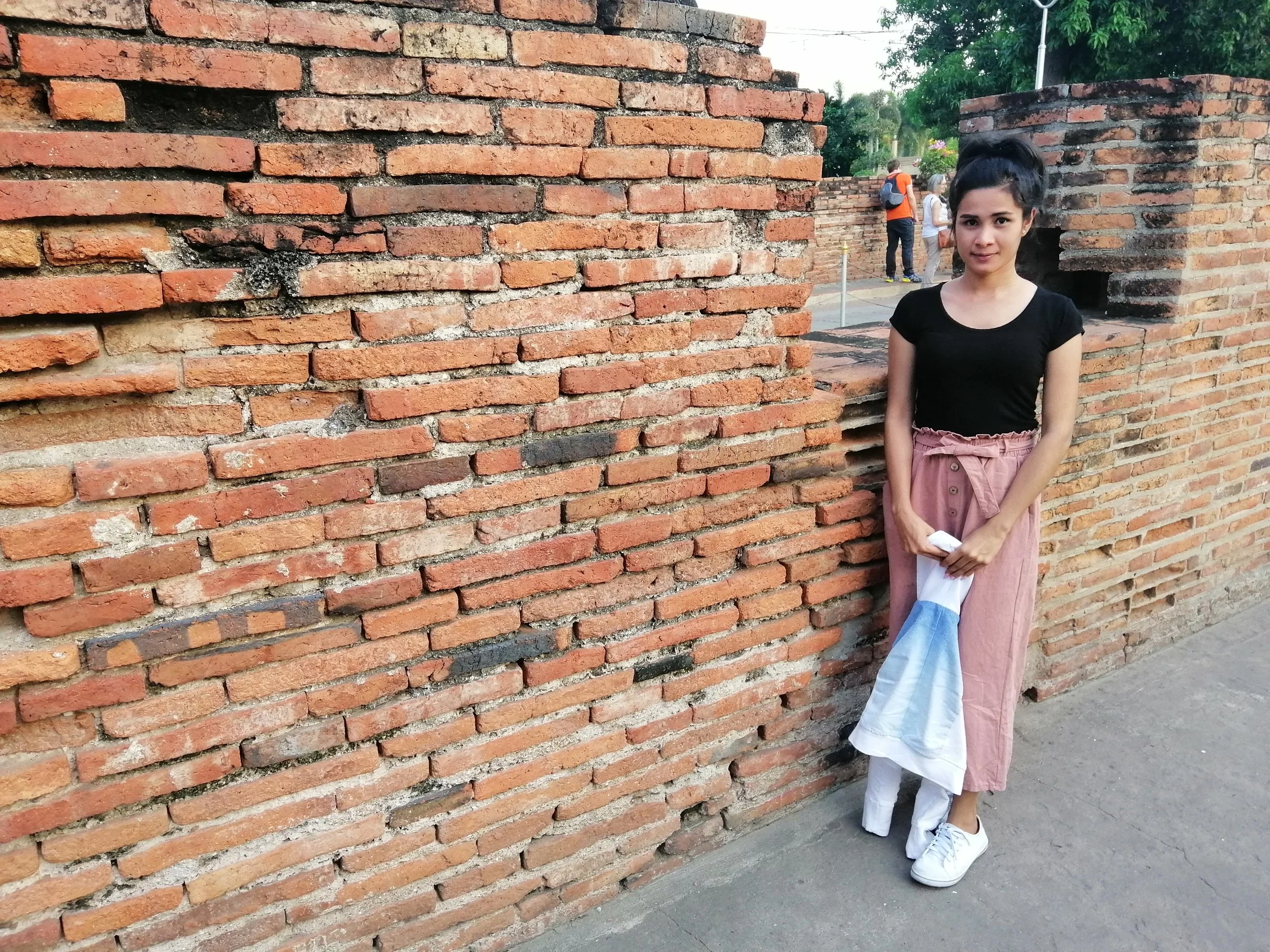 2018 Ayutthaya Pics with Gift in Traditional Dress (22).jpg