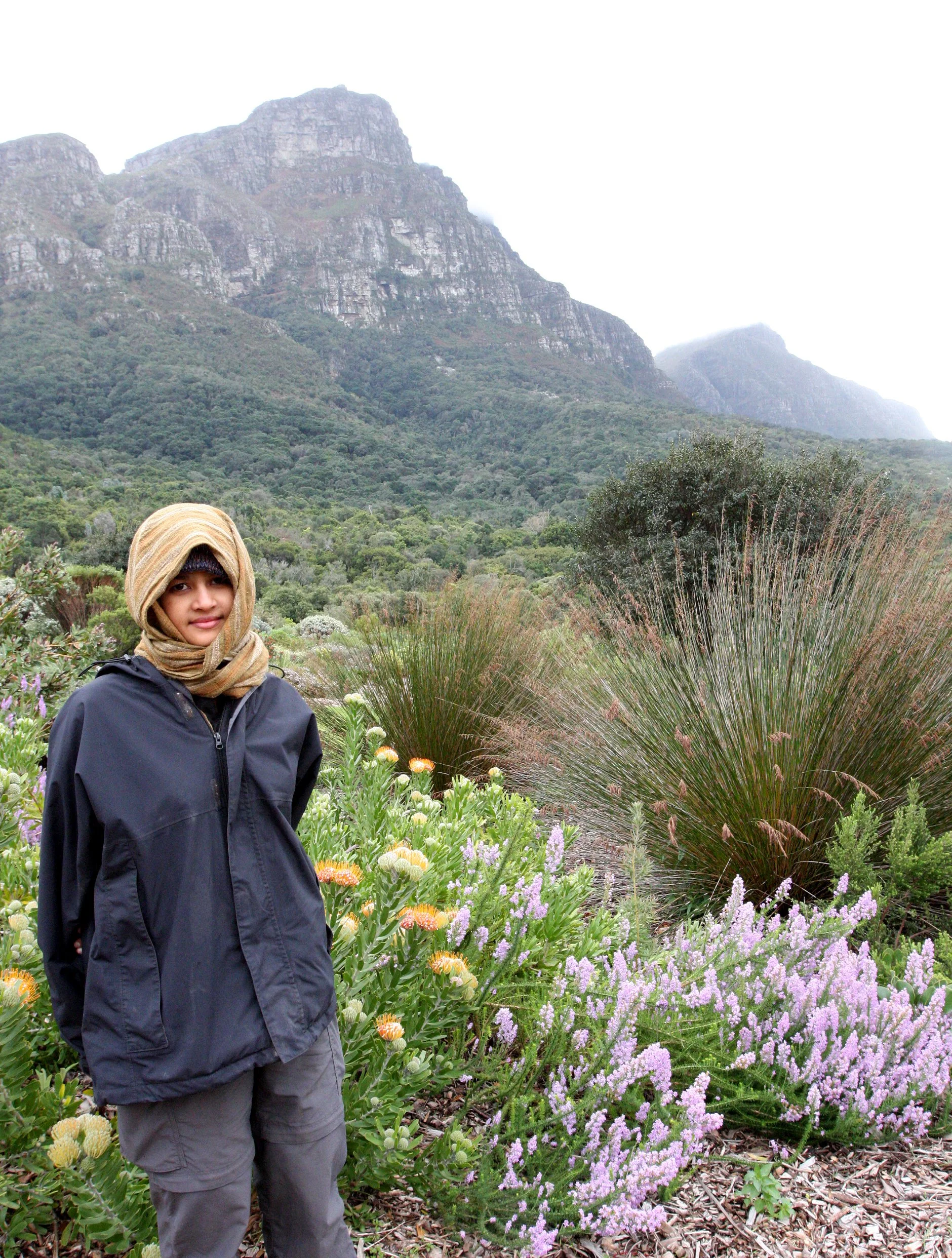 CAPE TOWN ARBORETUM SOUTH AFRICA - SOM WITH THE PROTEA.JPG