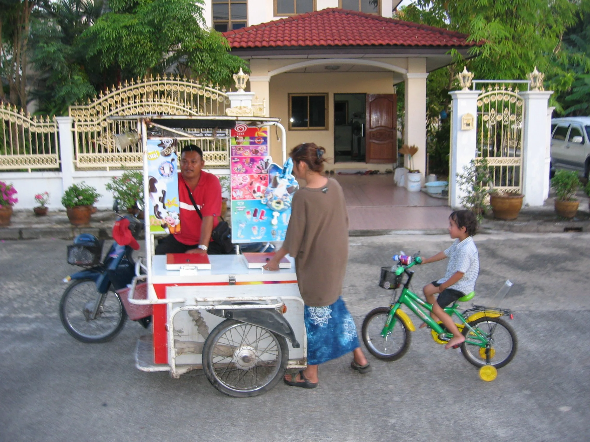 2006 Nakhonsithammarat with Family (3).JPG