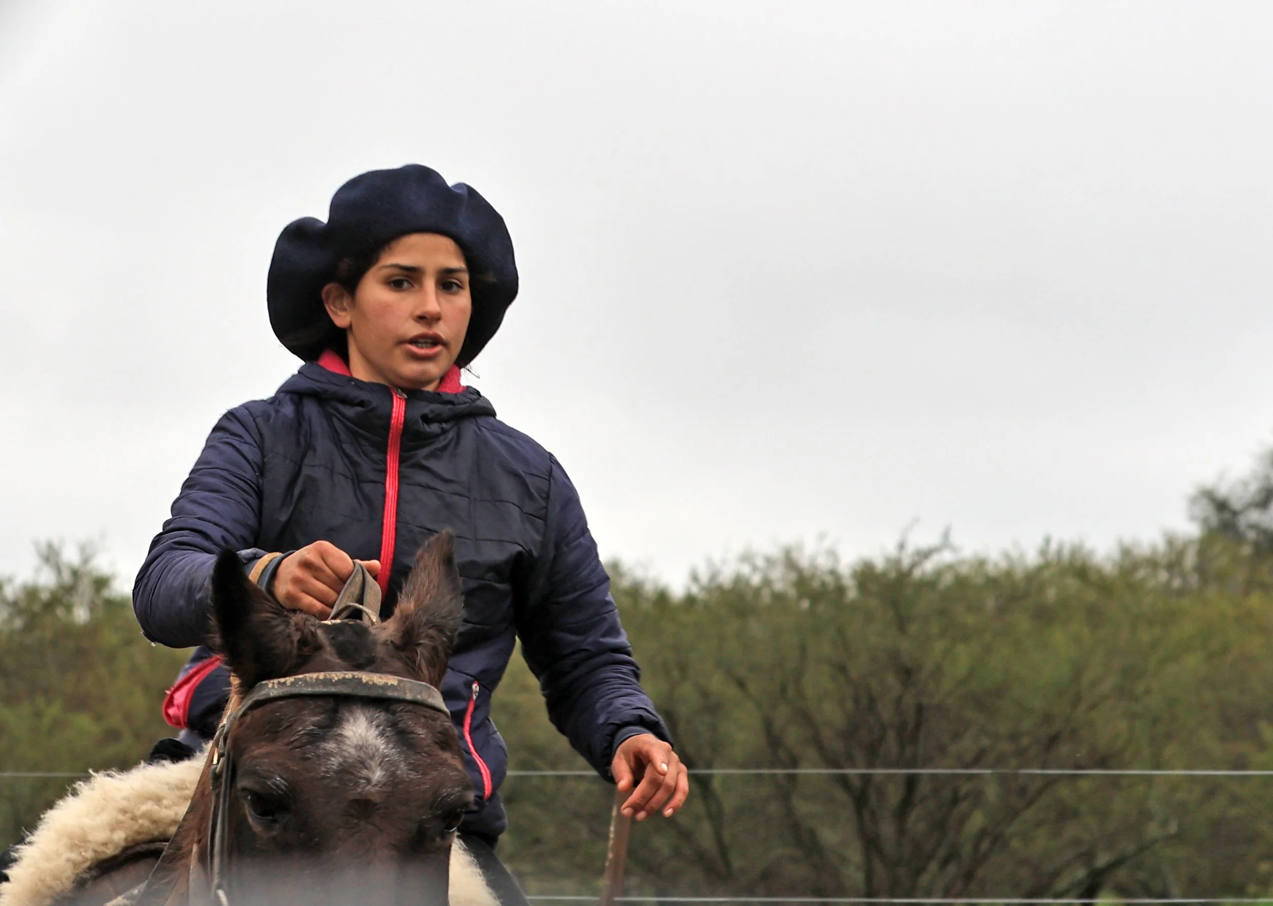 Today, the role of gauchas has expanded significantly. Many women work alongside men in cattle ranching, horse training, livestock management, and rural tourism. Modern gauchas are skilled horsewomen who actively participate in traditional festivals,