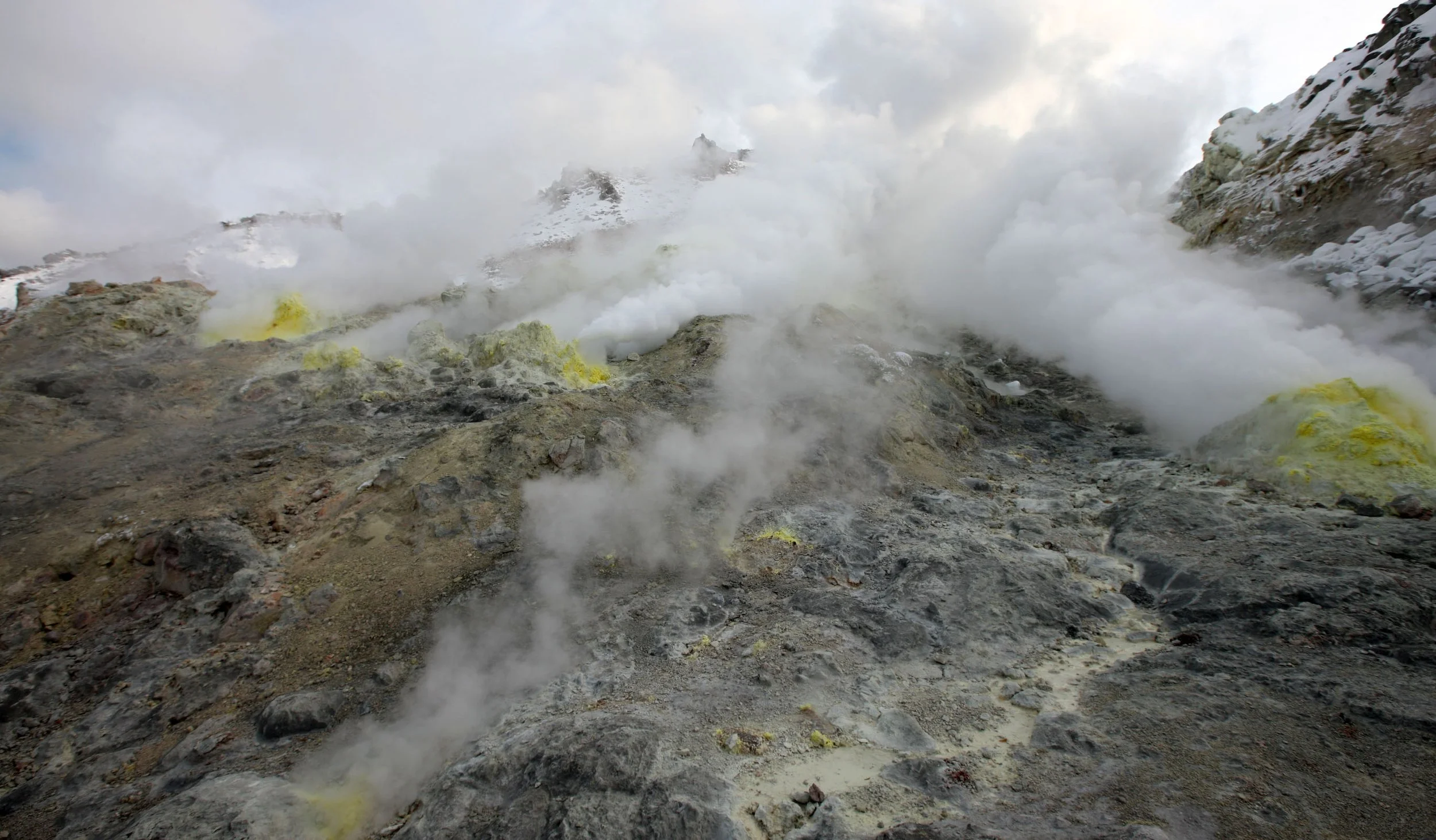 KUSSHARO LAKE, HOKKAIDO JAPAN - MT IWO FUMAROLES (21).JPG
