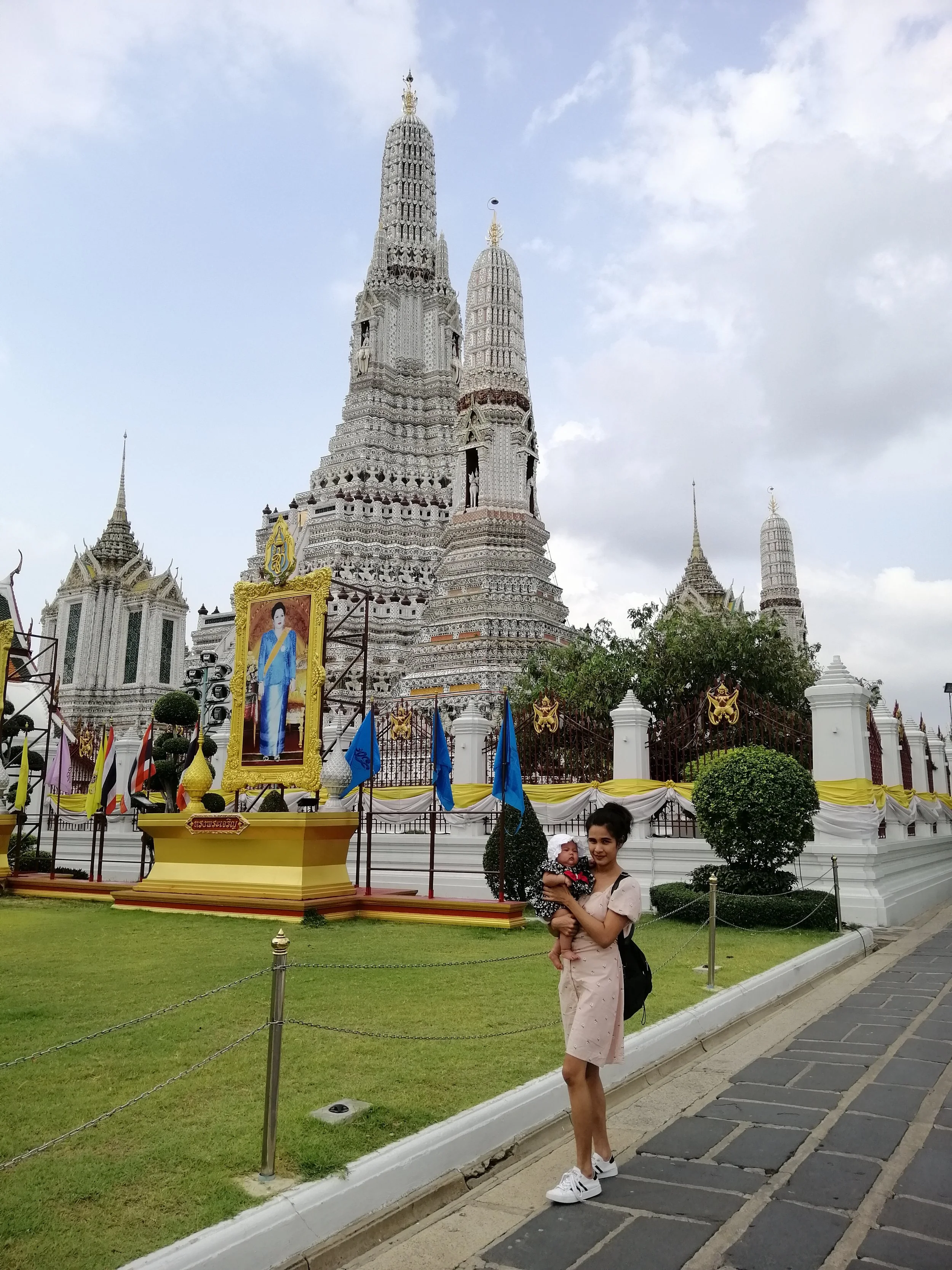 2020 Wat Arun with Liana, Cokie and Gift (26).jpg